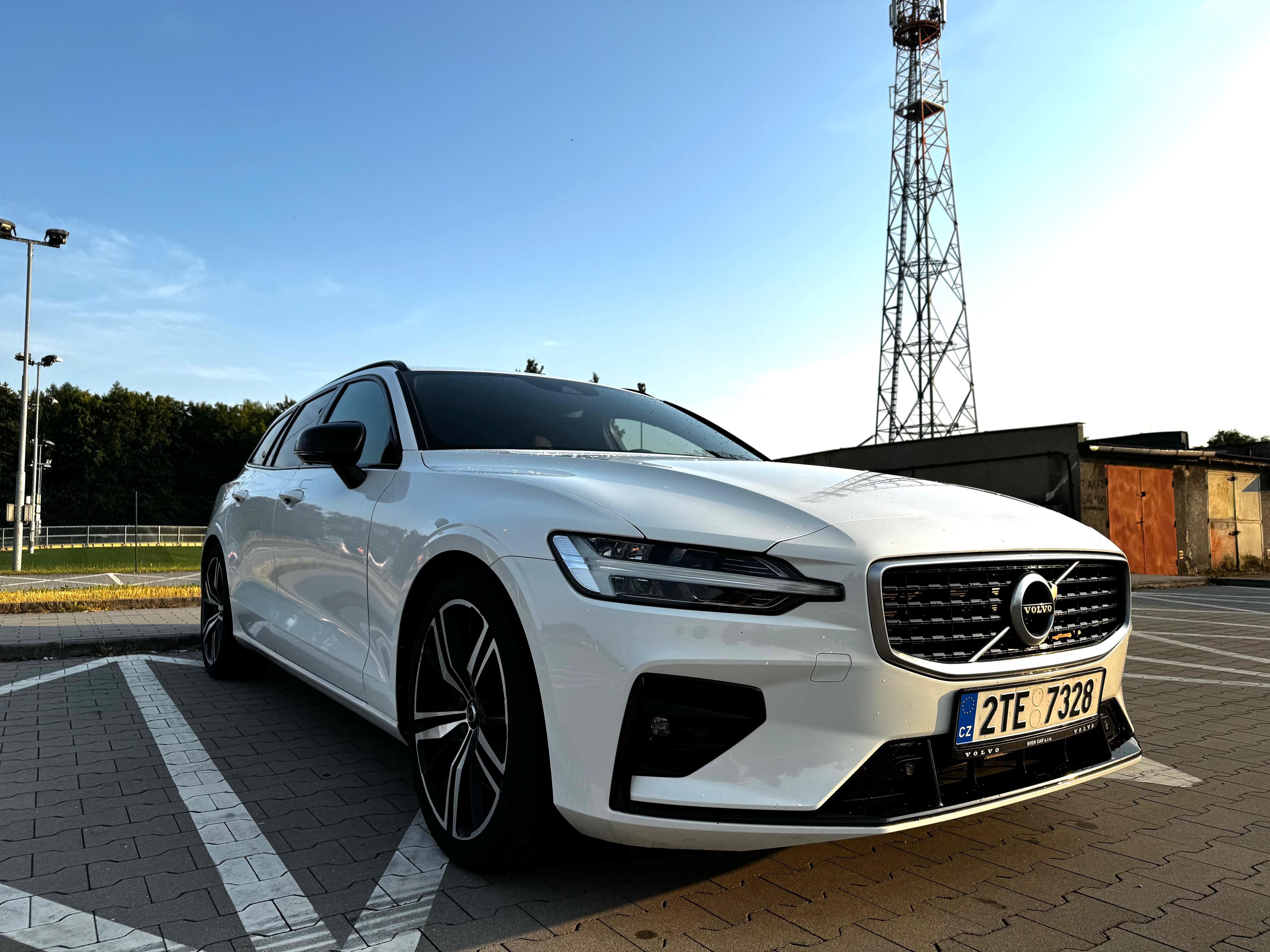 Volvo V60, Volvo V60 T5 R-Design
