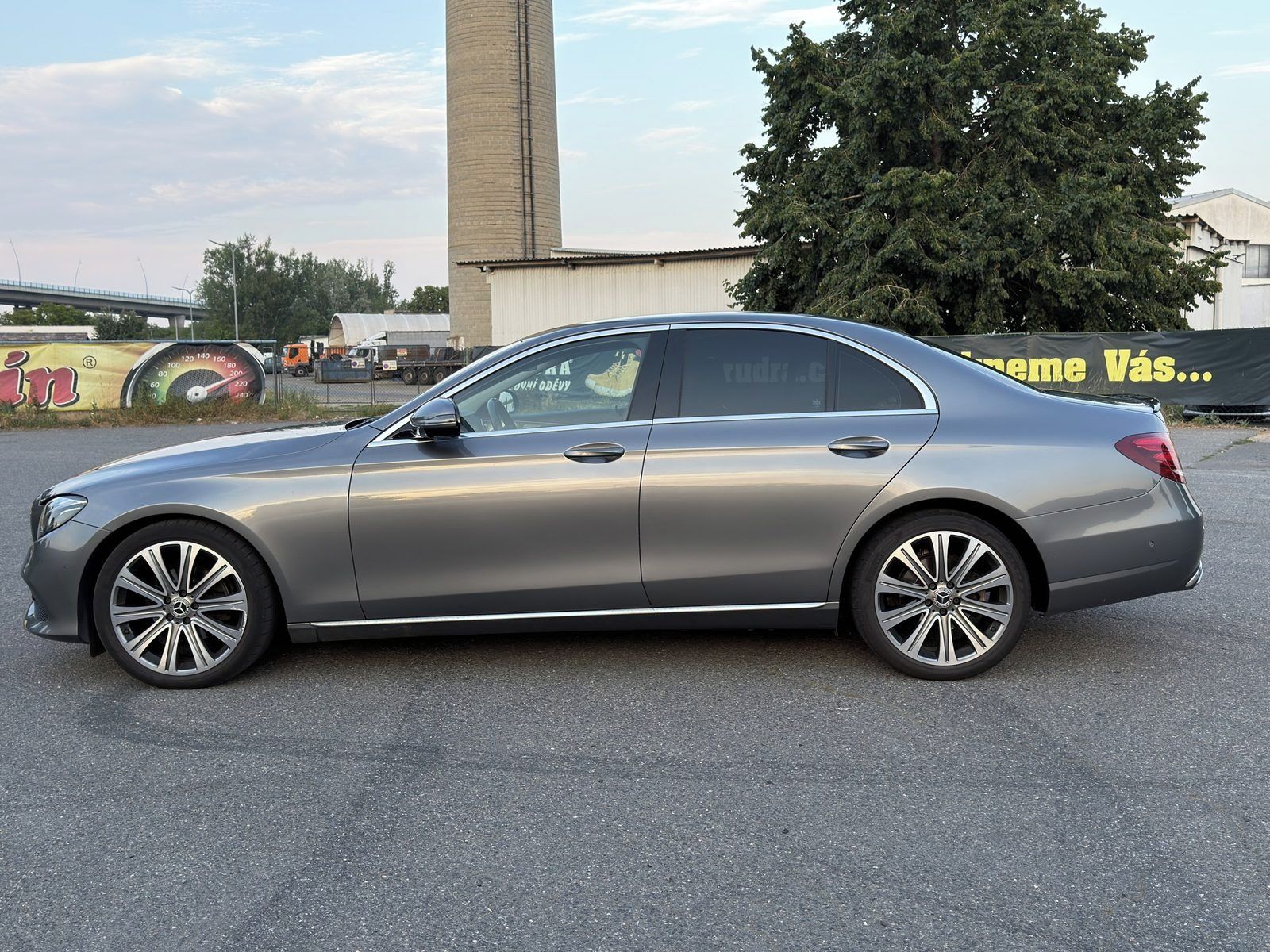 Mercedes-Benz Třídy E, ODPOČTOVÝ Mercedes-Benz E 220 - fotka 2