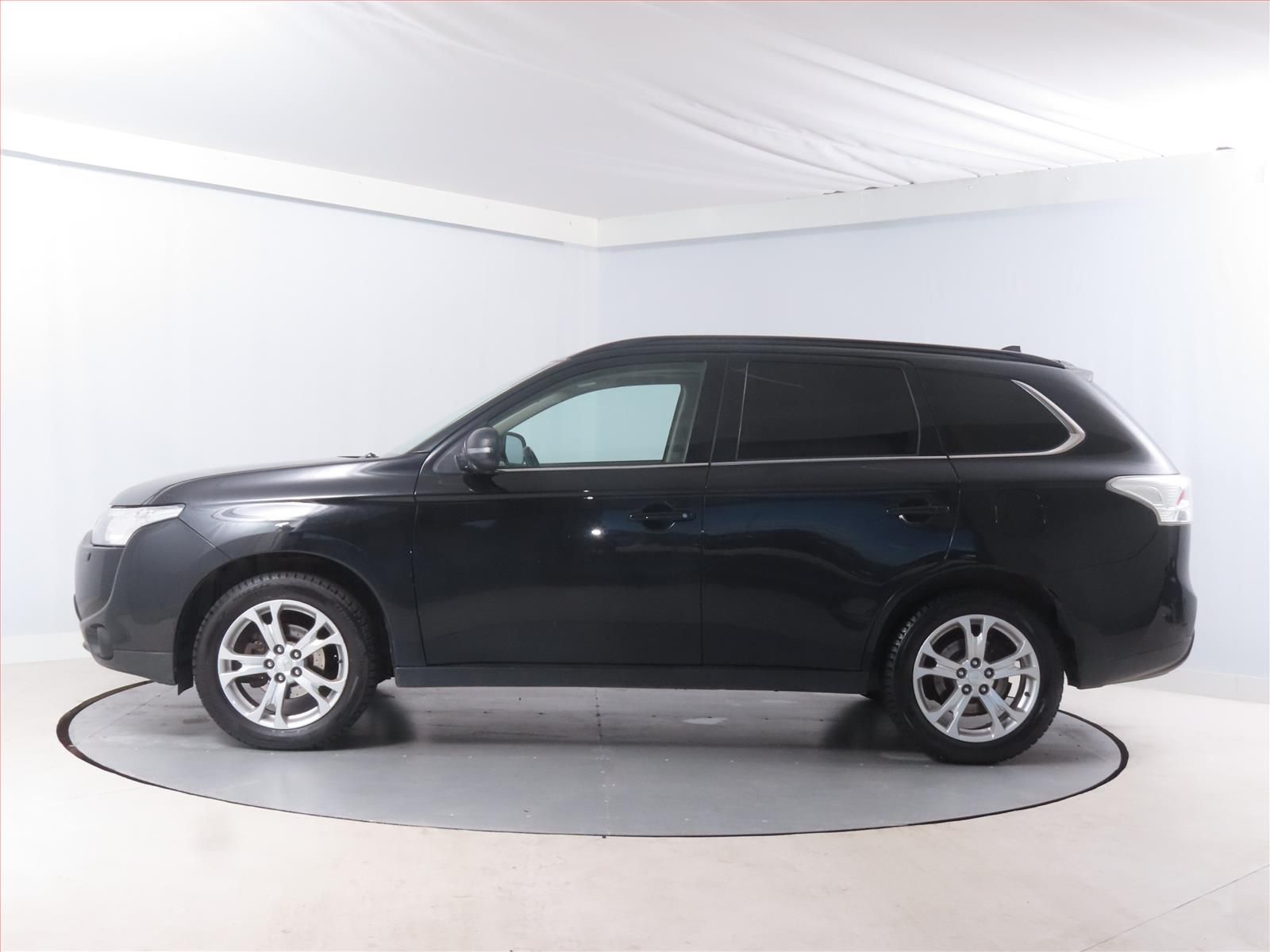 Mitsubishi Outlander, 2.2 DI-D, 4X4, 7 míst, Navi - fotka 3