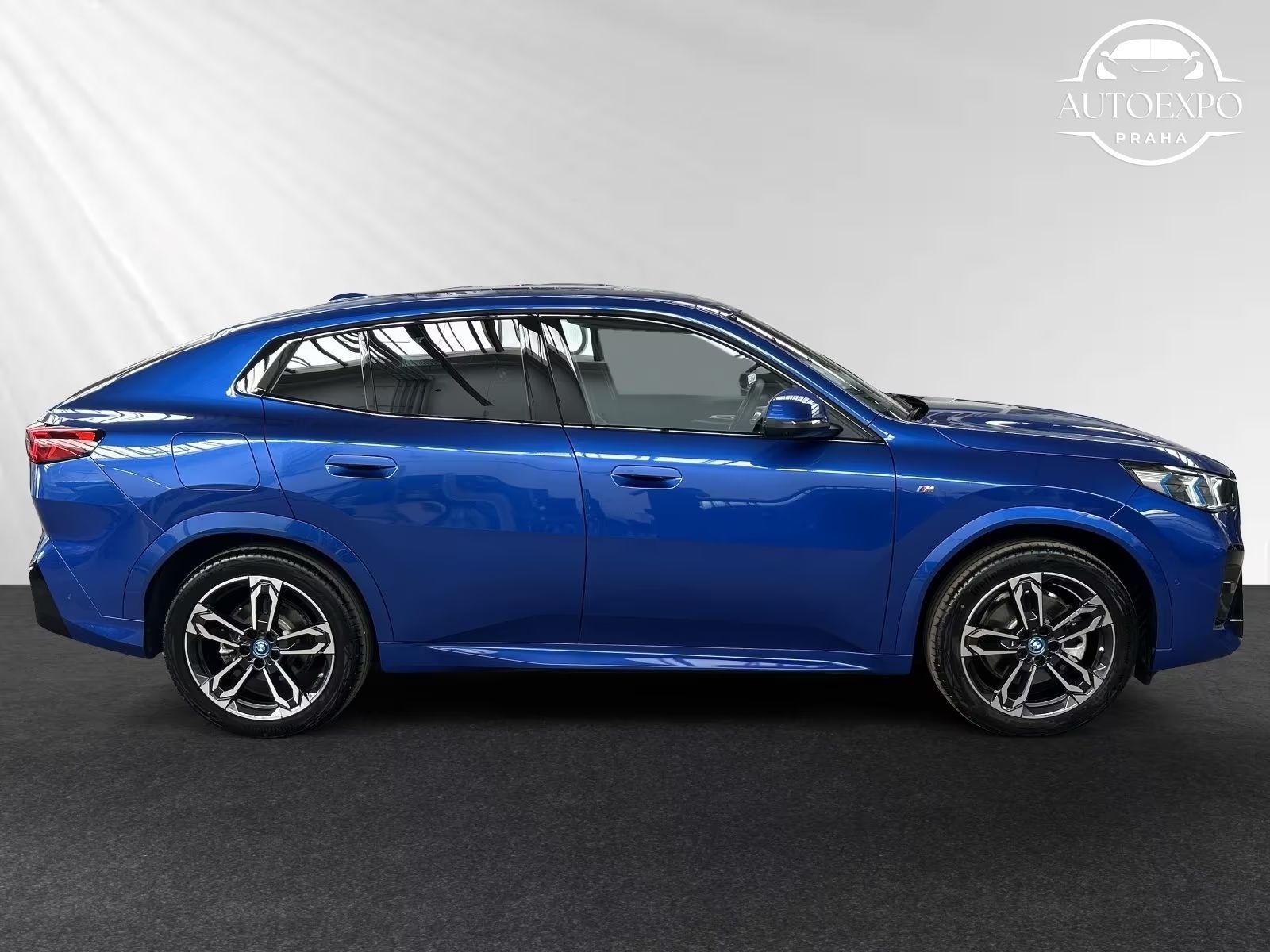 BMW iX2, xDrive30 - fotka 4