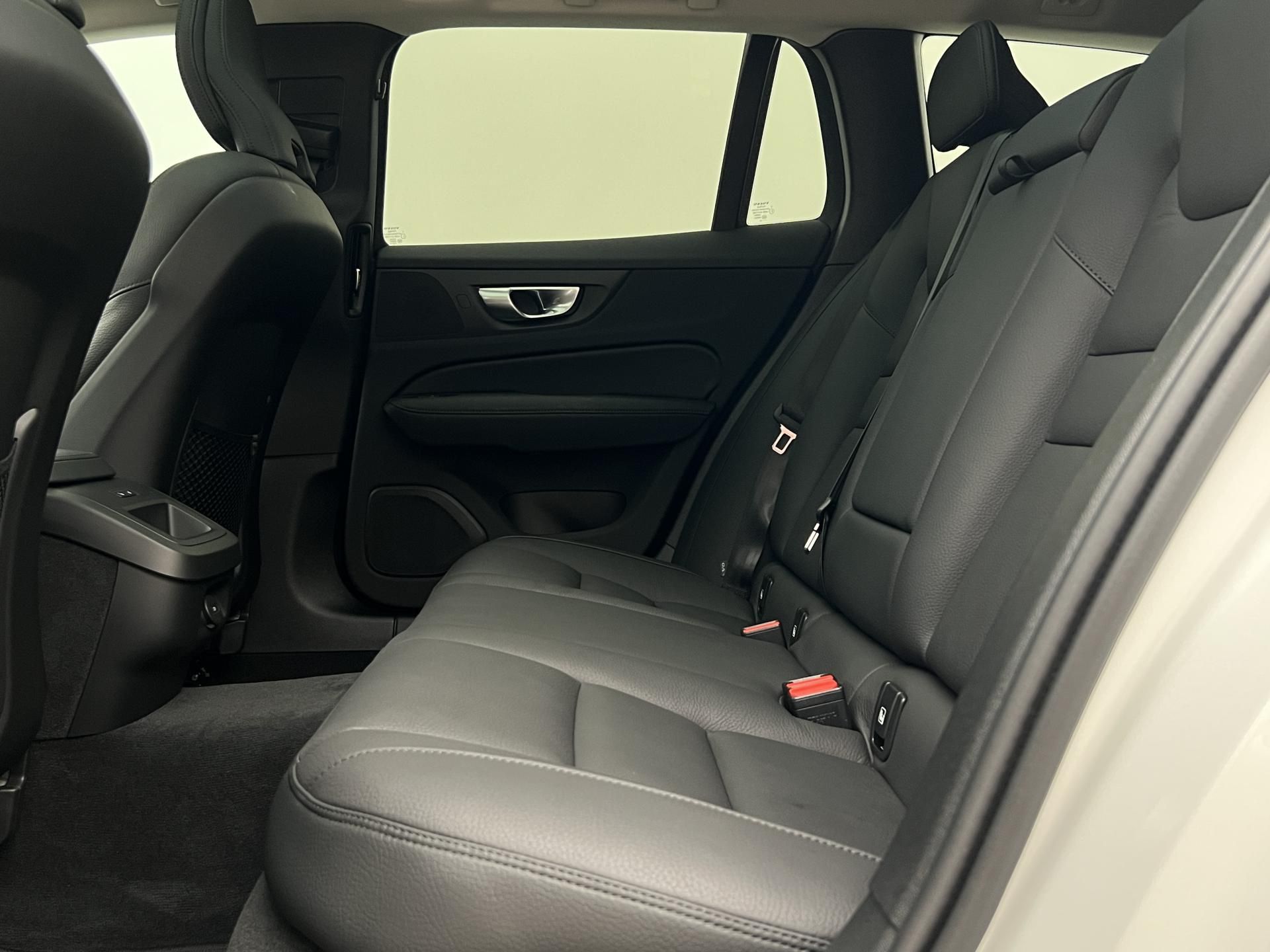 Volvo V60, B4 DARK PLUS AUT - fotka 6