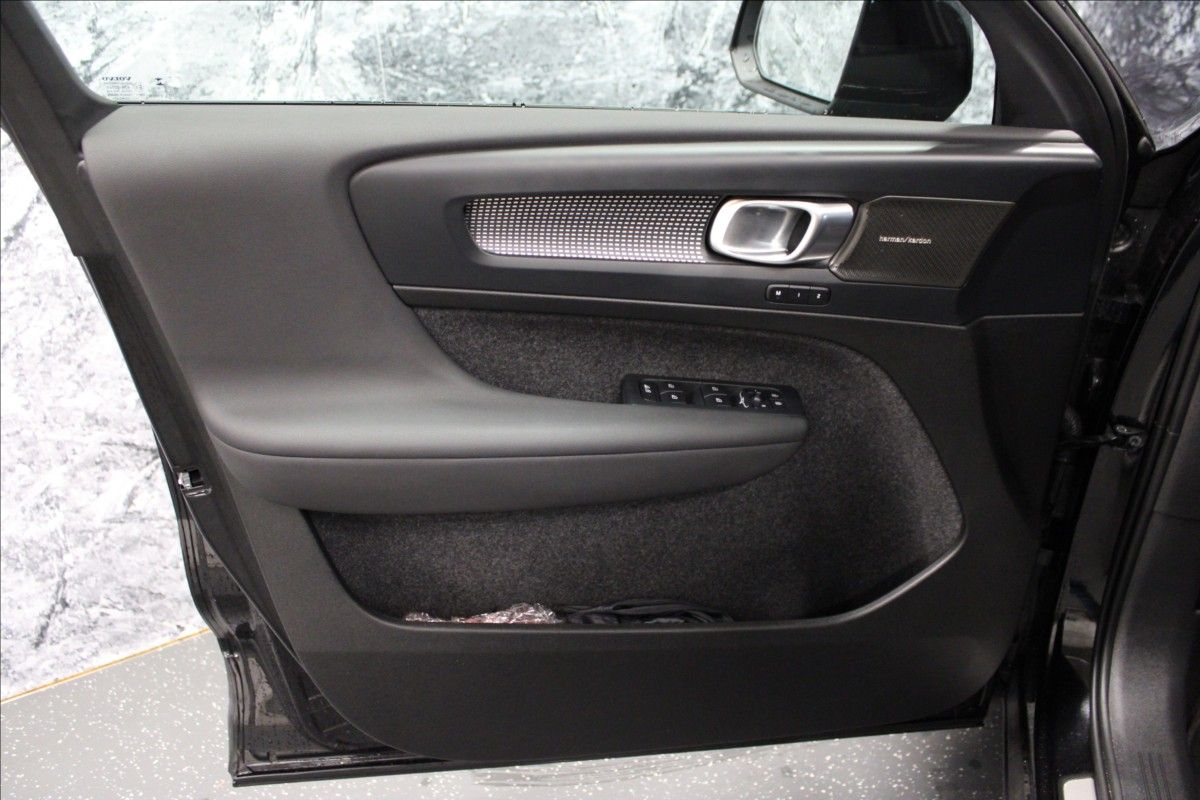 Volvo XC40, 2,0 B4 BLACK E. ULTRA AT 2025 - fotka 5