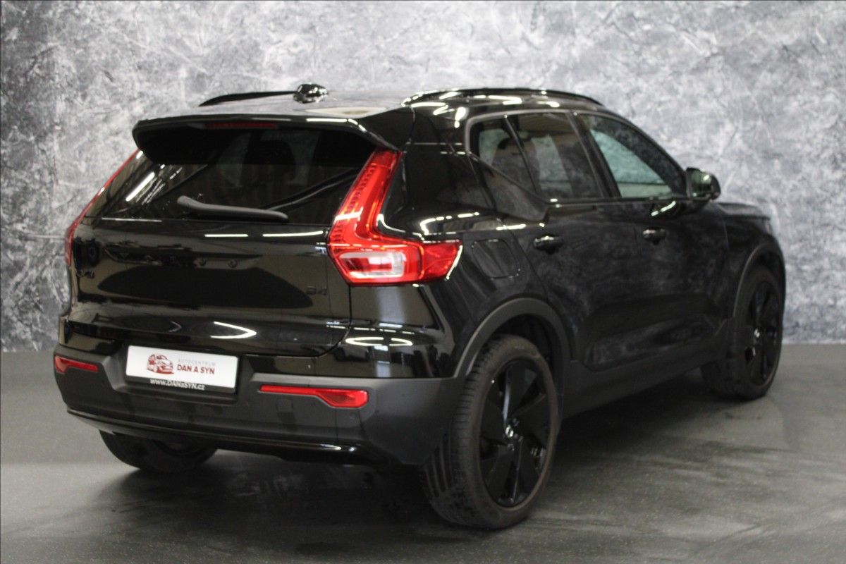 Volvo XC40, 2,0 B4 BLACK E. ULTRA AT 2025 - fotka 3