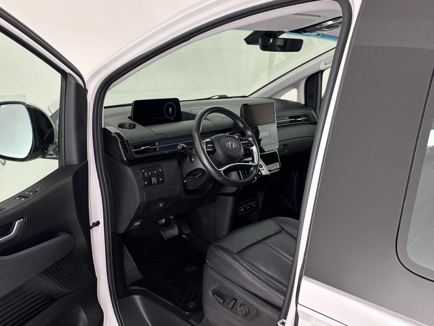 Hyundai Staria, 2.2 CRDi / 130 kW Tour 4x4 - fotka 6