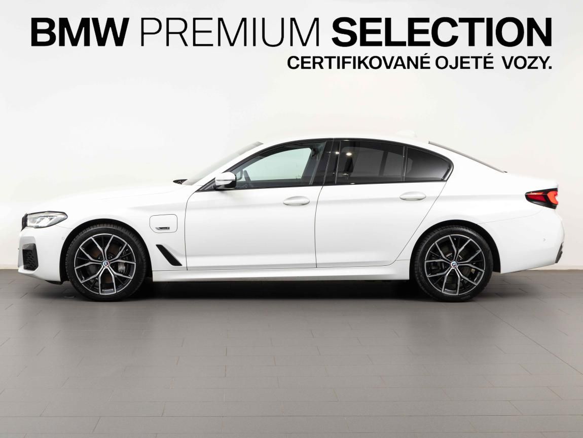 BMW Řada 5, 545e xDrive Sedan - fotka 2