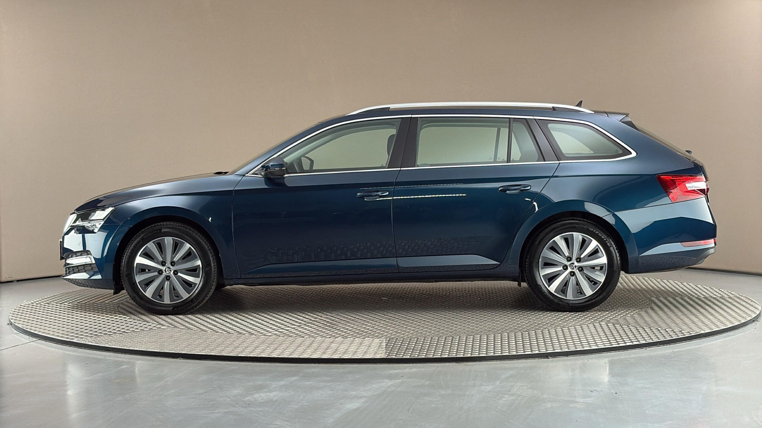 Škoda Superb, 2.0 TDI DSG Style Combi - fotka 4
