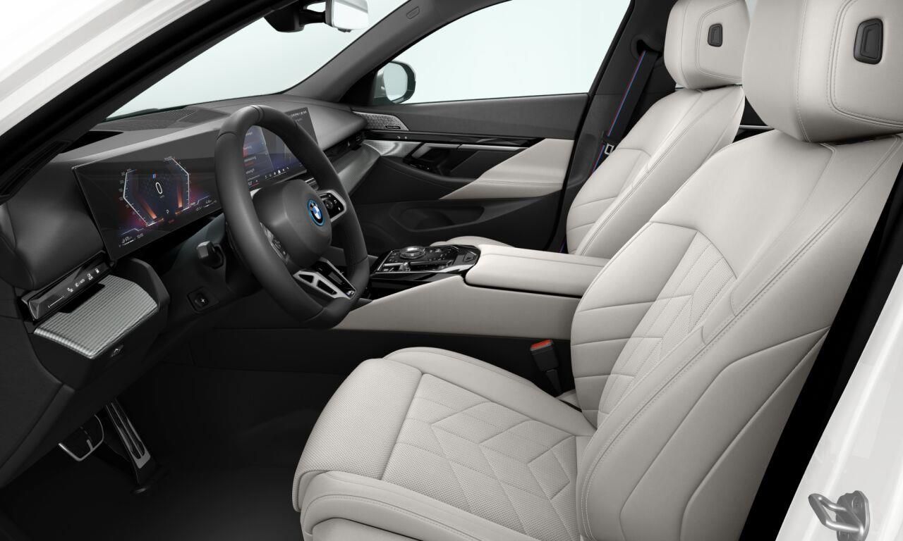 BMW Řada 5, 550e xDrive Touring Mpaket - fotka 3