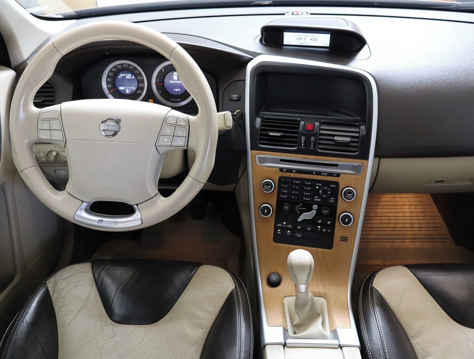 Volvo XC60, D5, R-Design, 4X4, Xenony - fotka 5