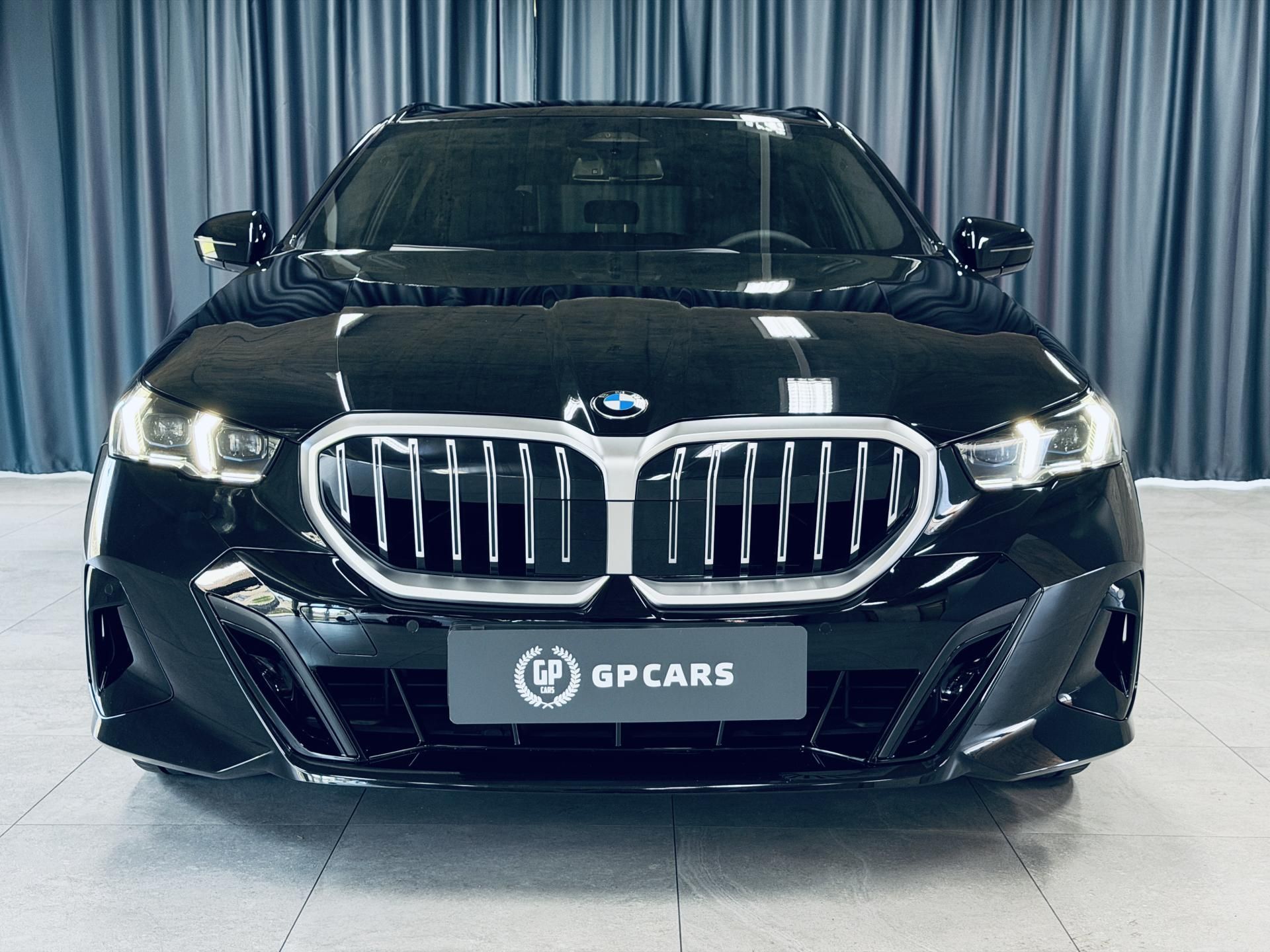 BMW Řada 5, 520i*ZÁRUKA*TAŽNÉ*HARM&KARDON - fotka 2