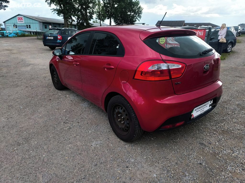 Kia Rio, KRÁSNÁ,75T.KM,1MAJ48LET,VÝBAVA - fotka 4
