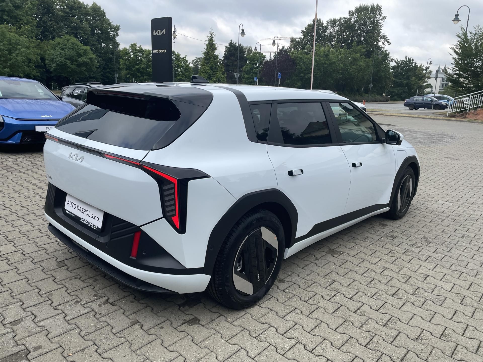 Kia EV4, 4x2 EARTH 150 KW + 58,3 KWH - fotka 3