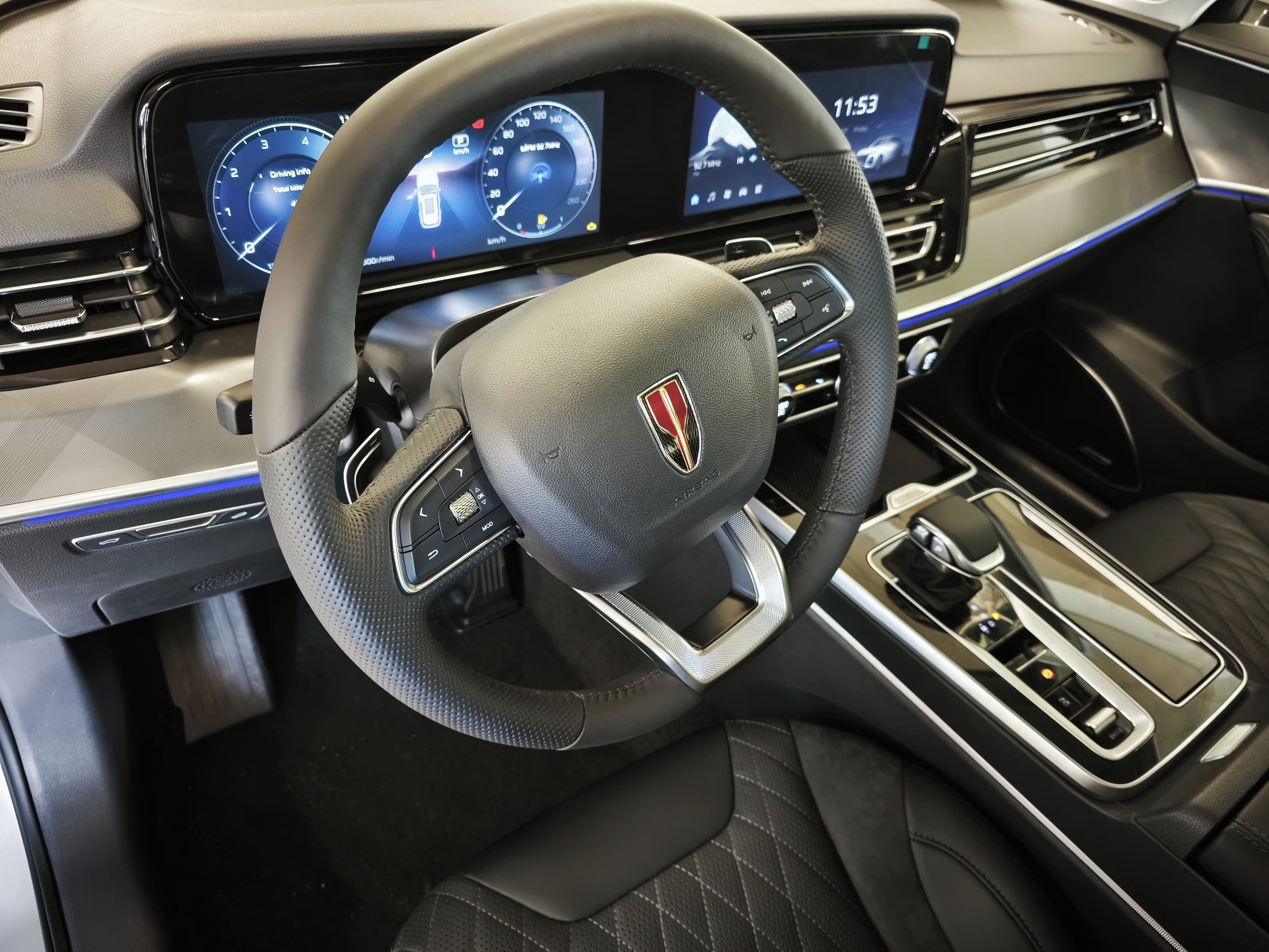 Hongqi HS5, 2.0T Executive 4W PlatinumGold - fotka 6