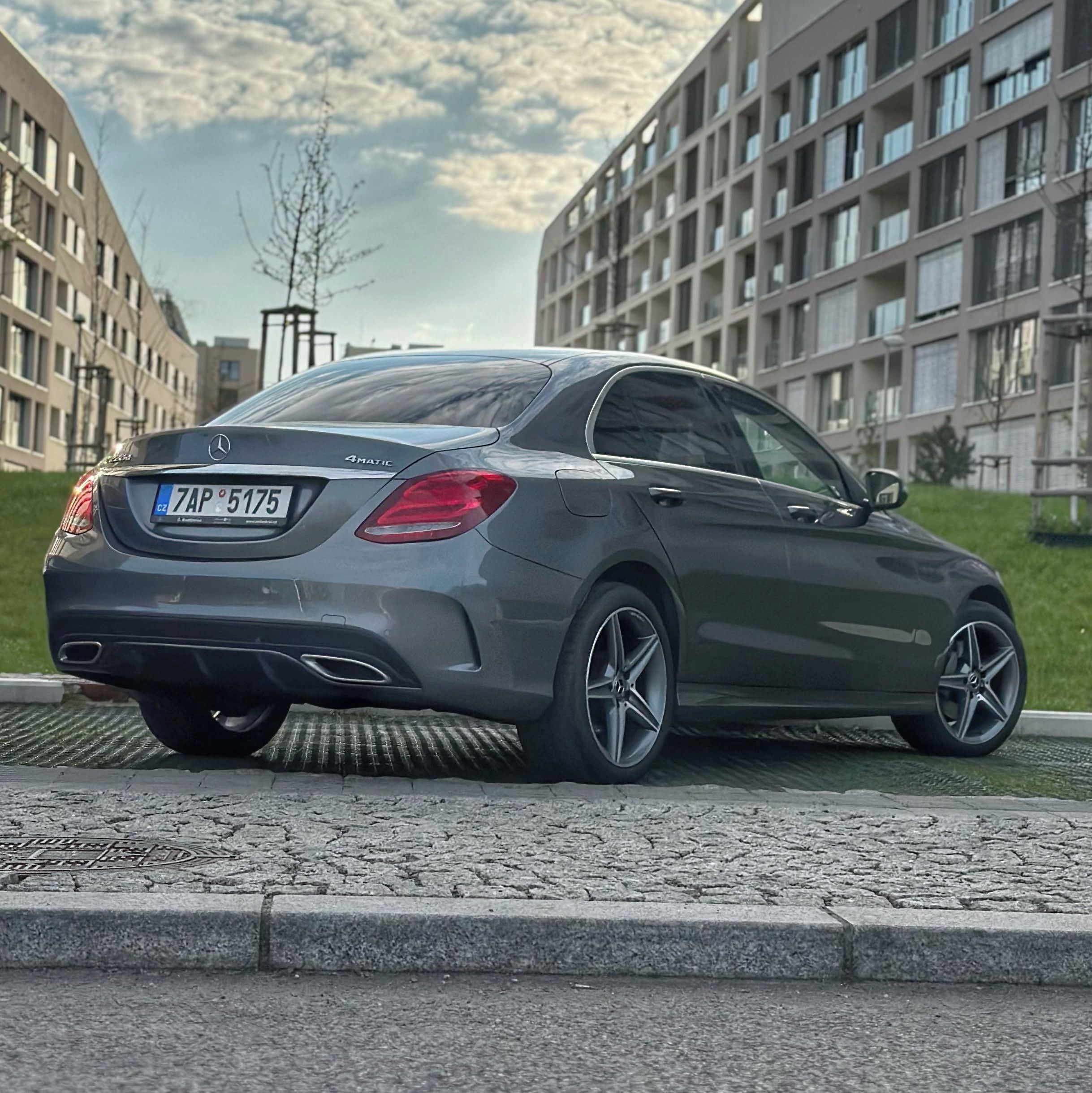 Mercedes-Benz Třídy C, 220 d 4MATIC AMG Line, 1. maji - fotka 3