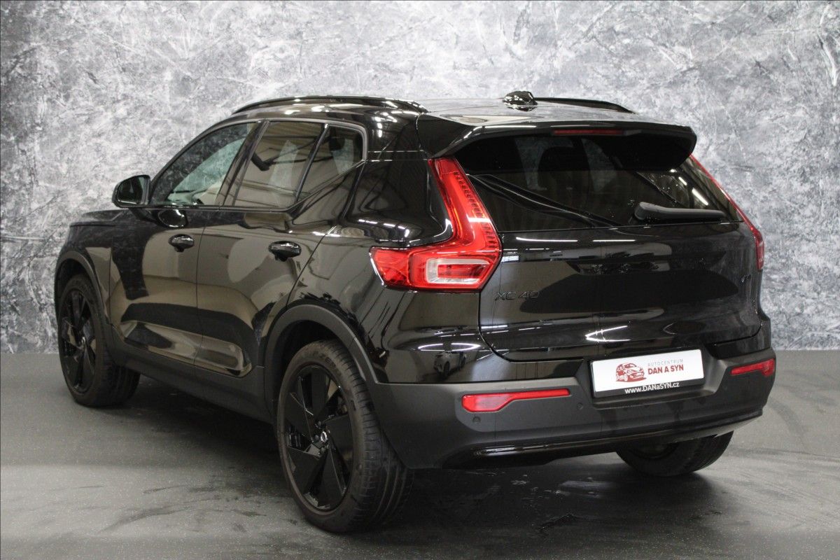 Volvo XC40, 2,0 B4 BLACK E. ULTRA AT 2025 - fotka 4