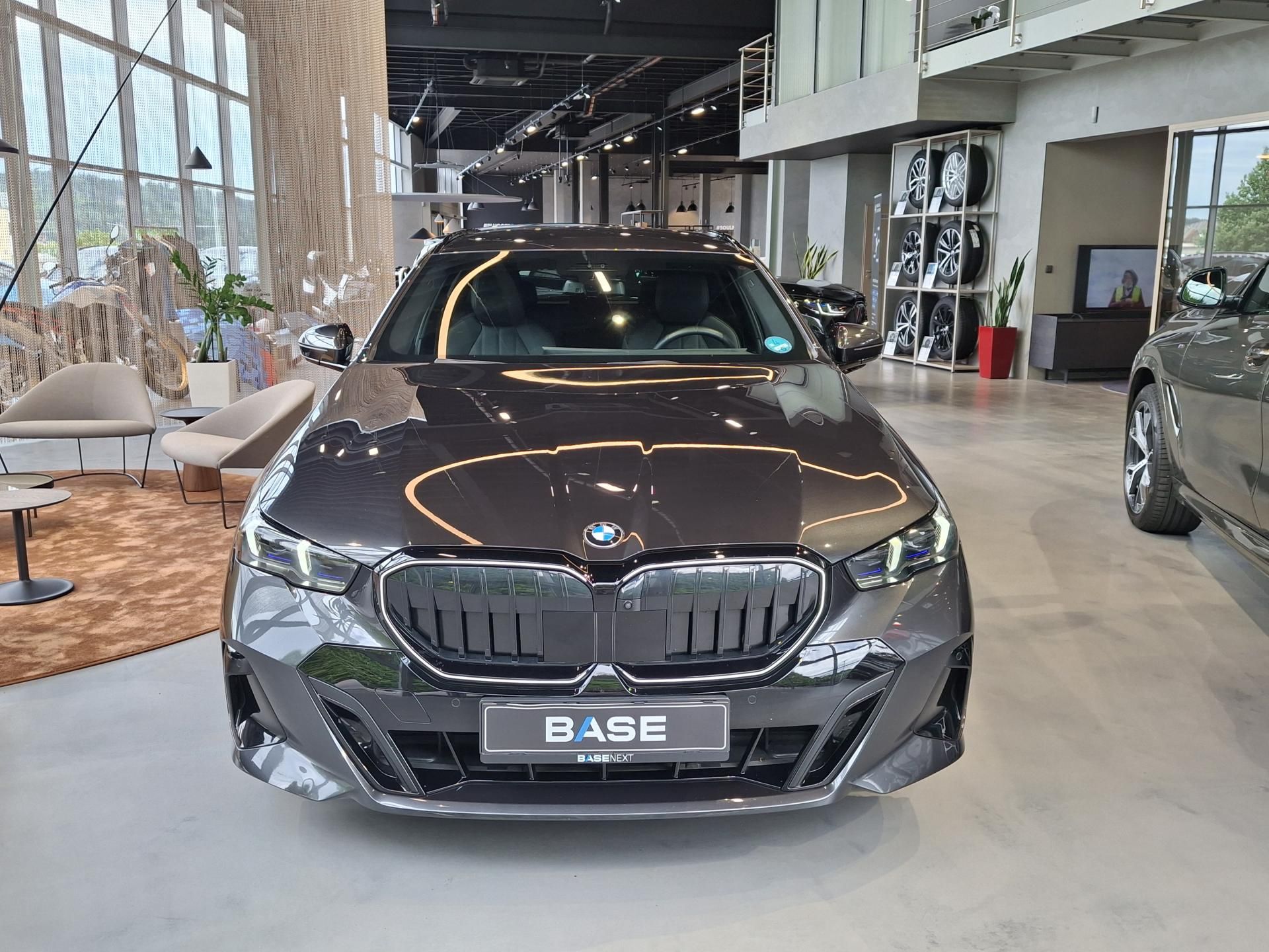 BMW Řada 5, 540d xDrive Touring M-Sport - fotka 2