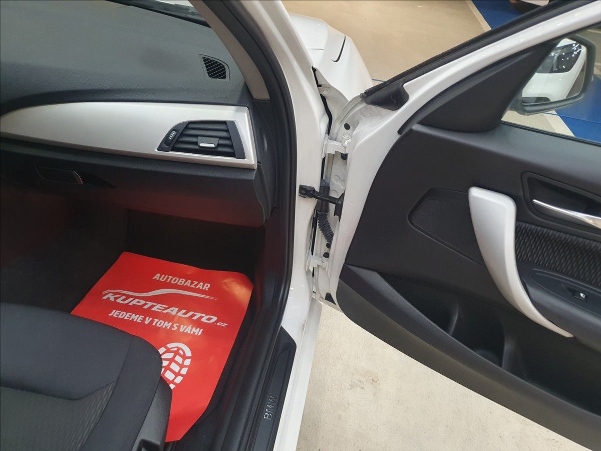 BMW Řada 1, 1,6 i - servisováno - fotka 6