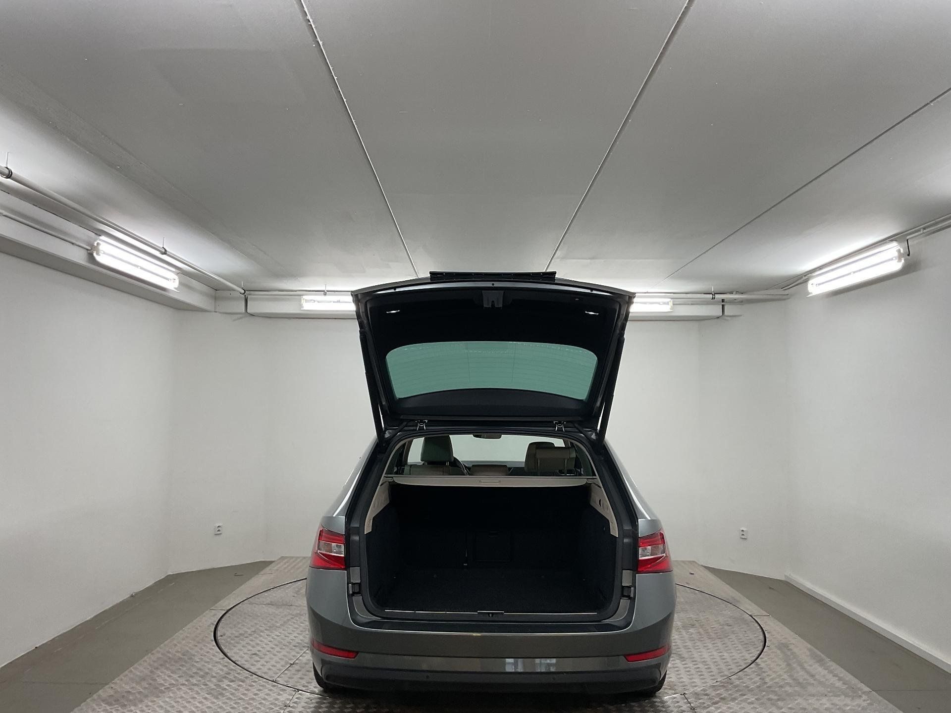Škoda Superb, SUPEREB COM GRT STY TD 110/2.0 - fotka 6