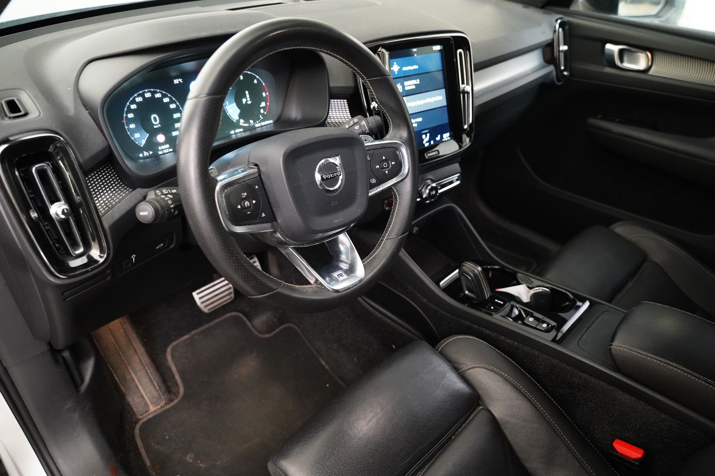 Volvo XC40, 2.0 D4 140 kW AWD R-Design - fotka 5