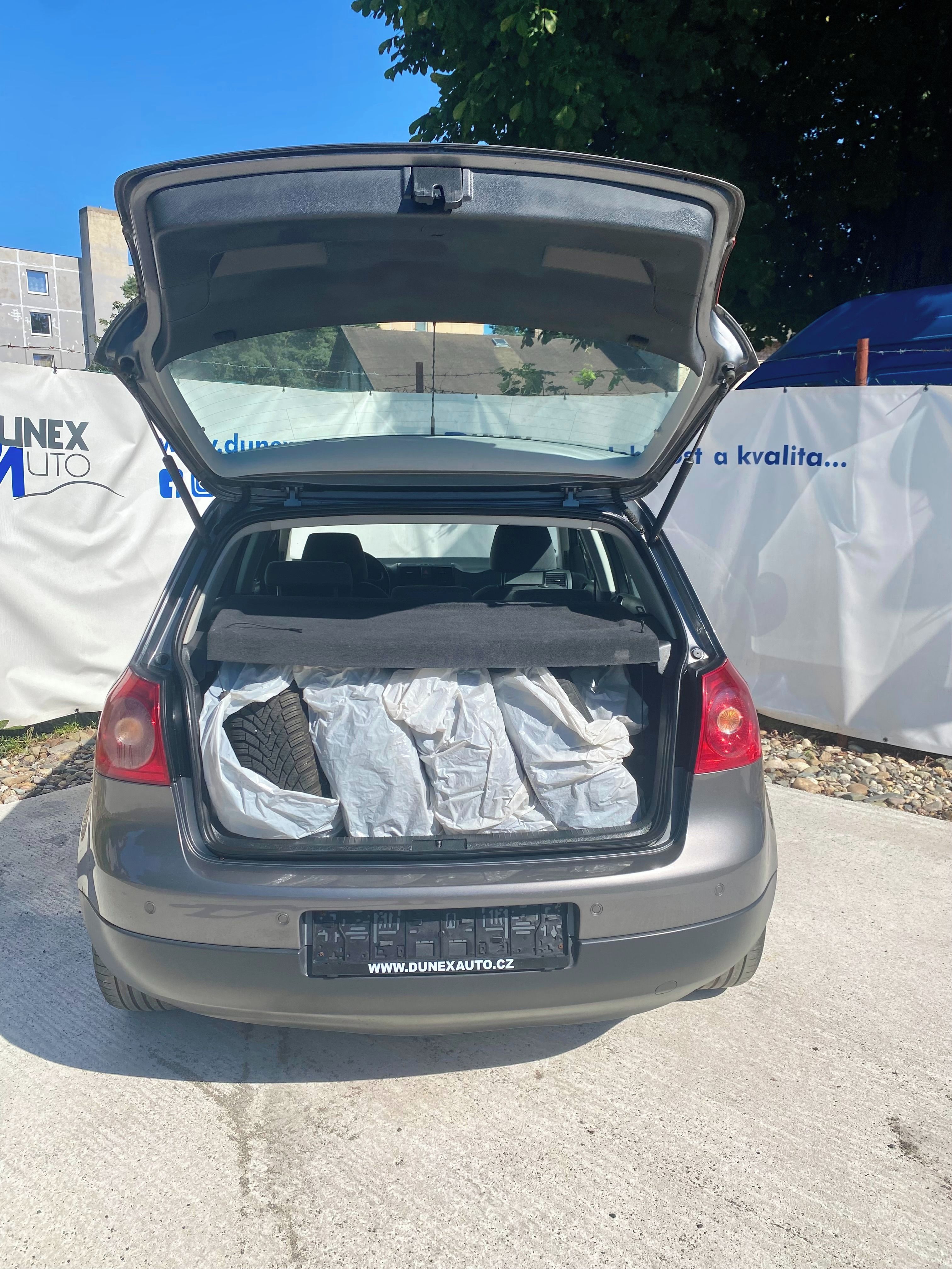 Volkswagen Golf, 1.6 , 75 kW, SENZORY, DVĚ SADY - fotka 5