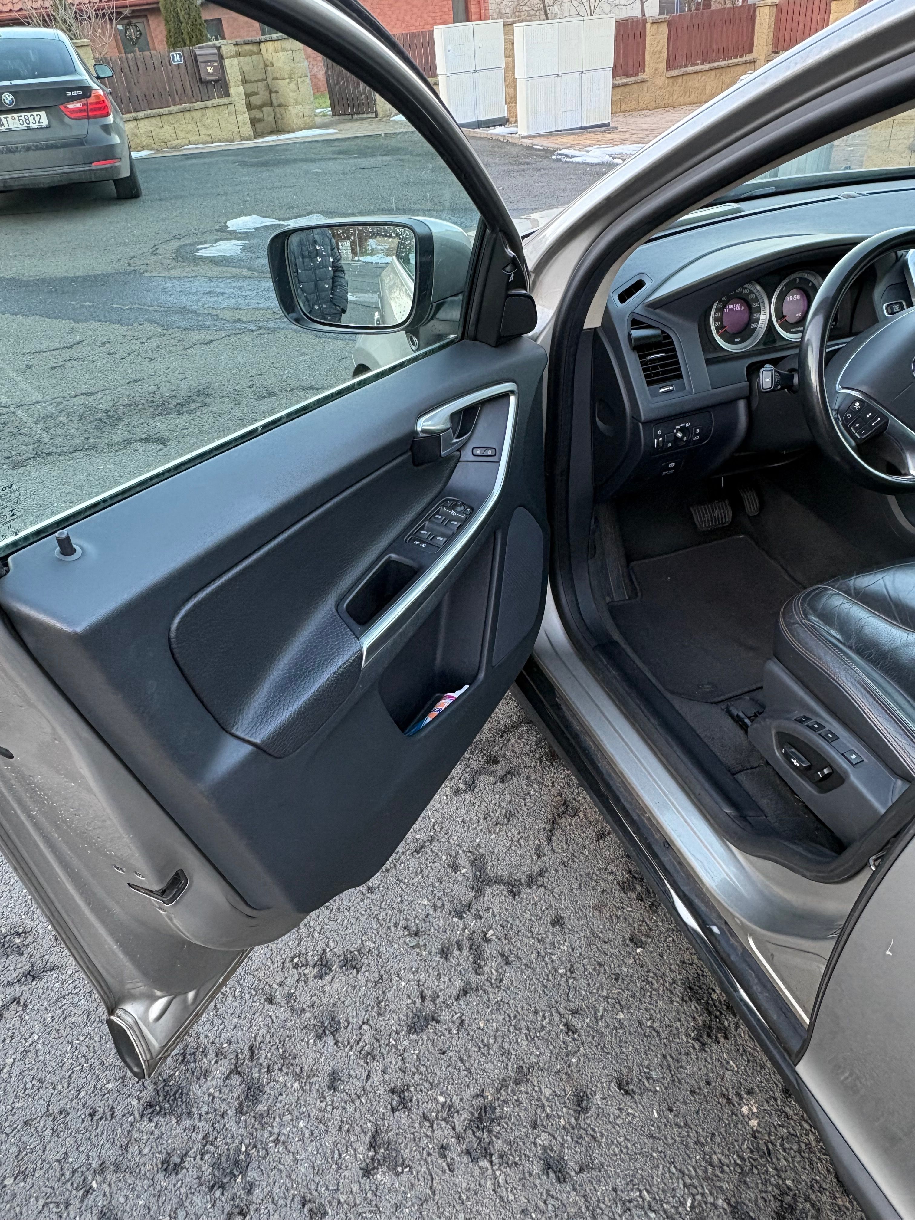 Volvo XC60, D5,158Kw,AWD,188000,MAX VÝBAVA - fotka 4