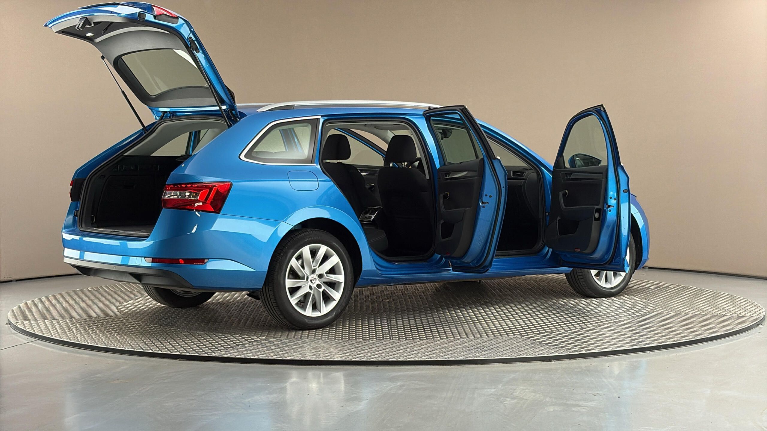 Škoda Superb, 2.0 TDI DSG 4x4 Style Combi - fotka 6