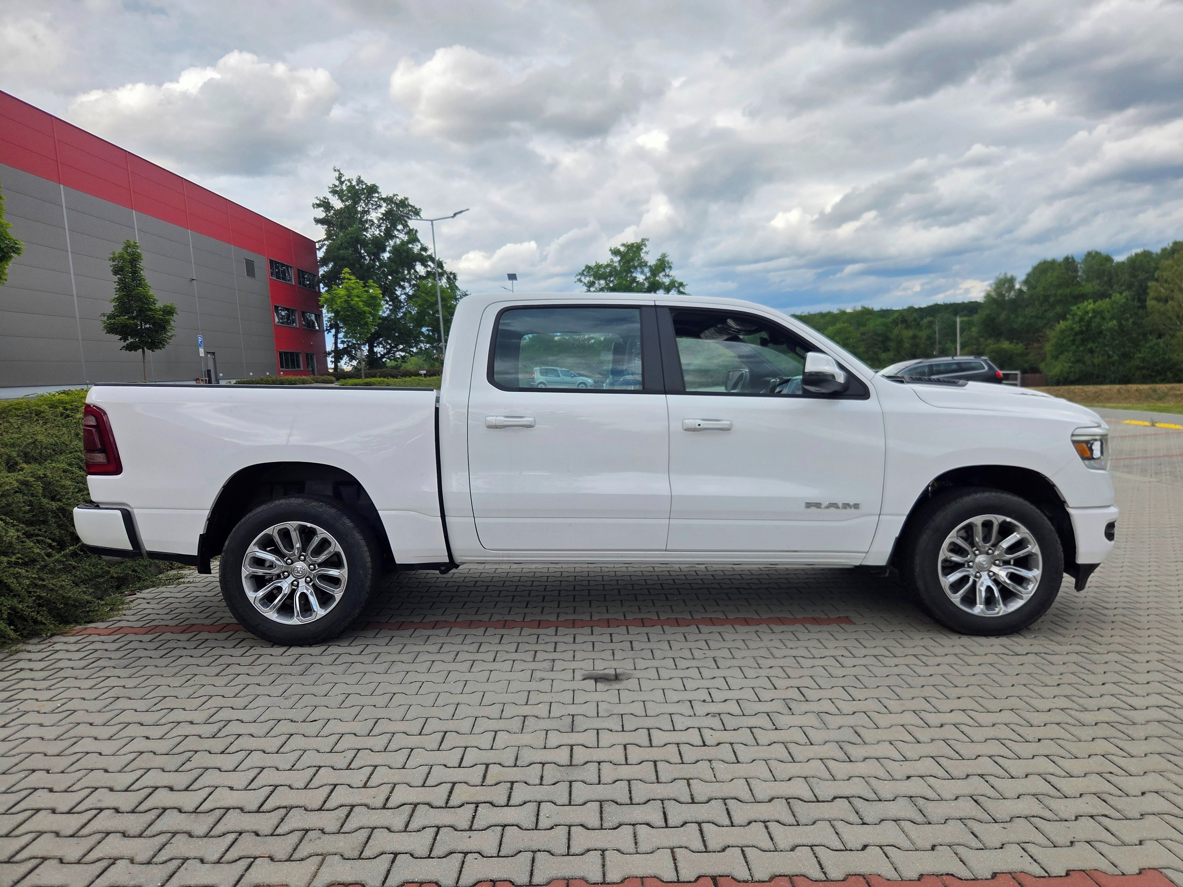 Dodge Ram, 1500 Laramie 4x4 Hemi V8 - fotka 4