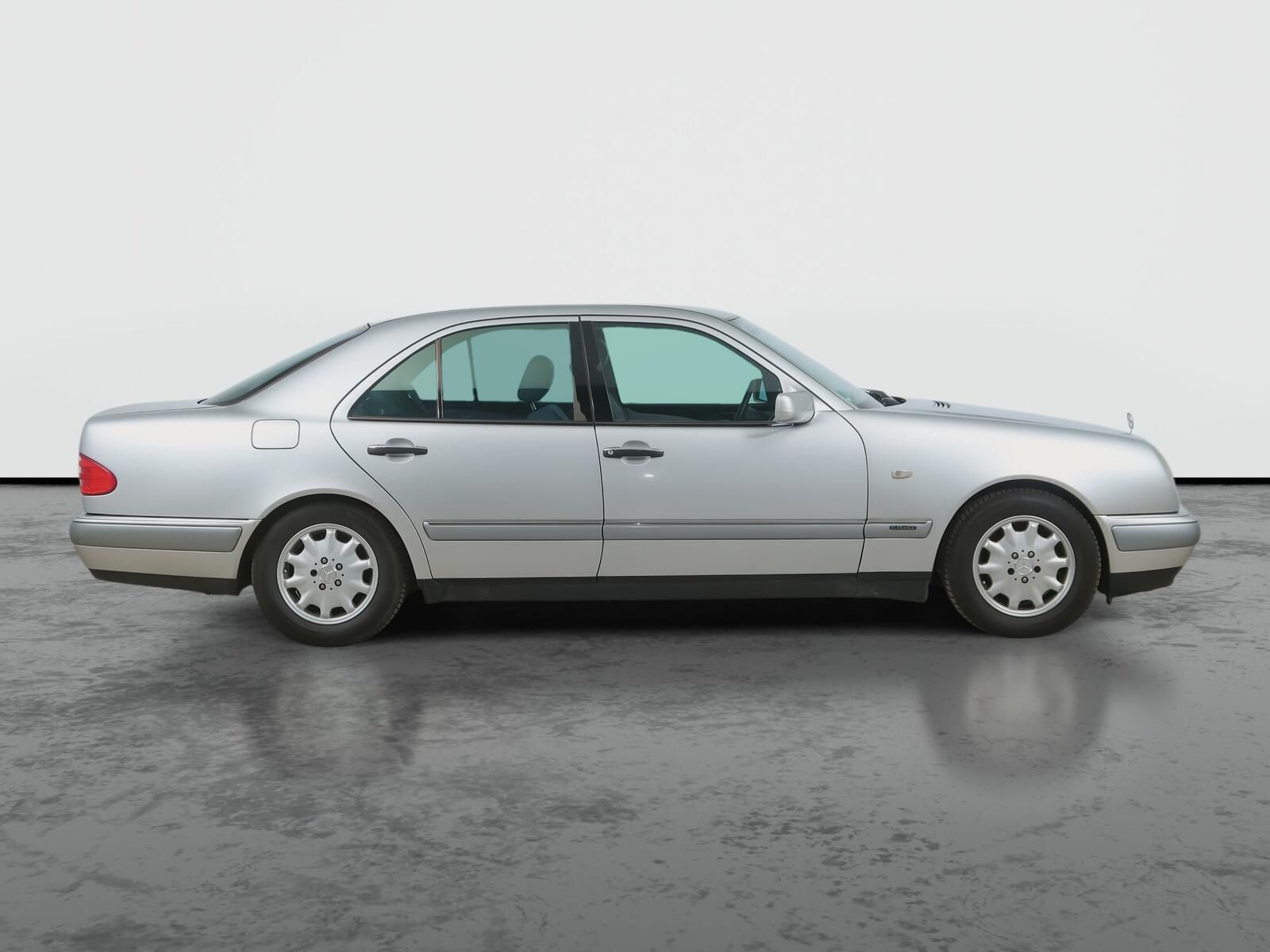 Mercedes-Benz Třídy E, 230, Automat, Tažné - fotka 6