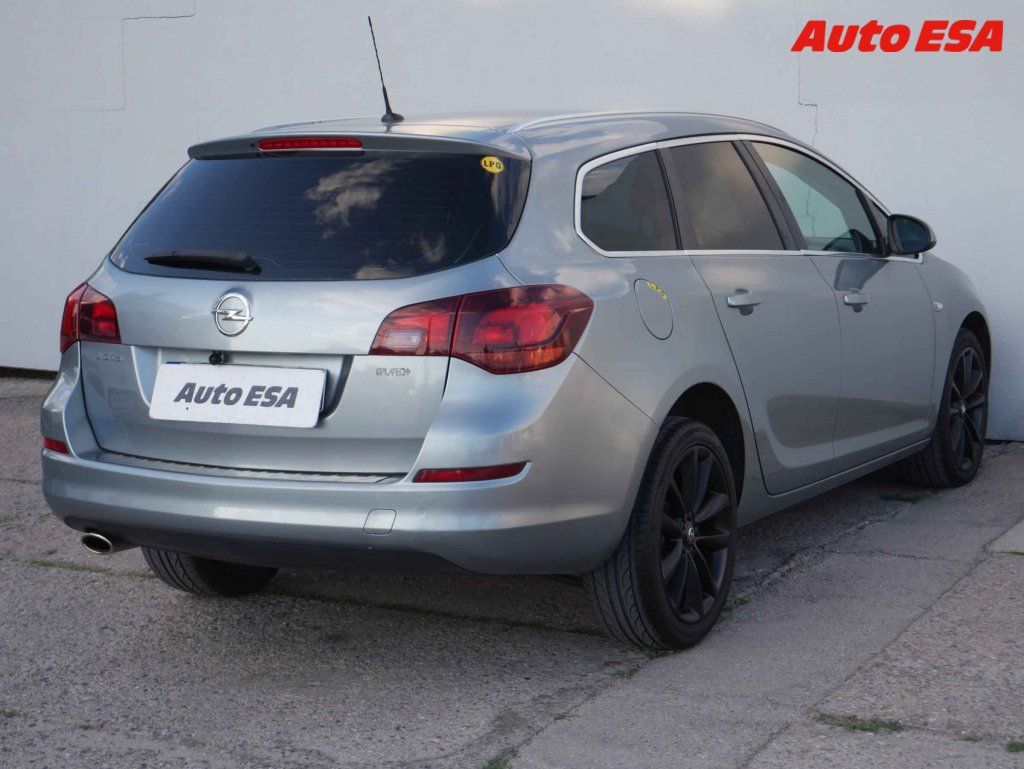 Opel Astra, 1.4 Turbo - fotka 6