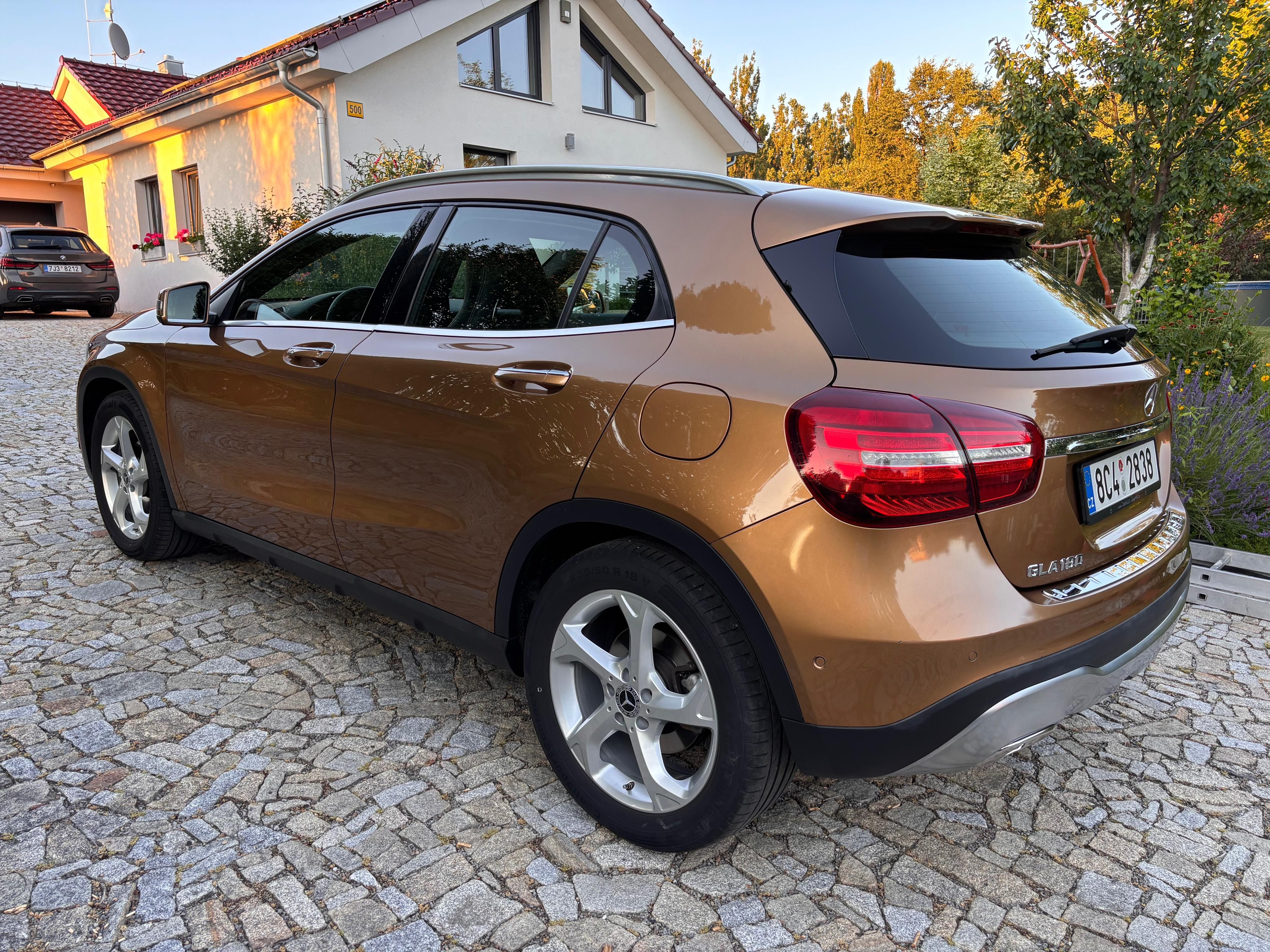 Mercedes-Benz GLA, Mercedes-Benz GLA 180 - fotka 5