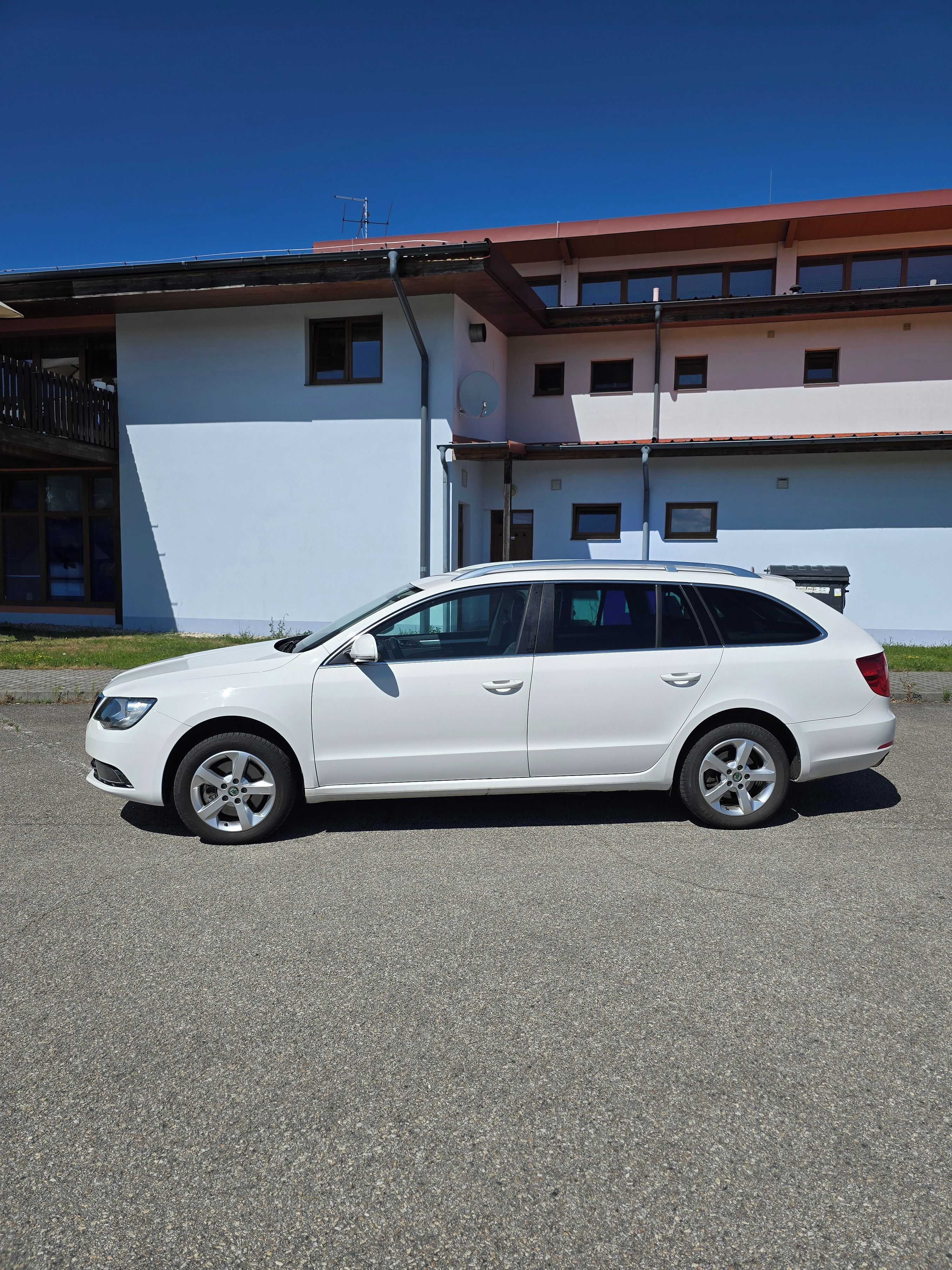 Škoda Superb, 2.0 TDI 4x4 Combi Ambition - fotka 4