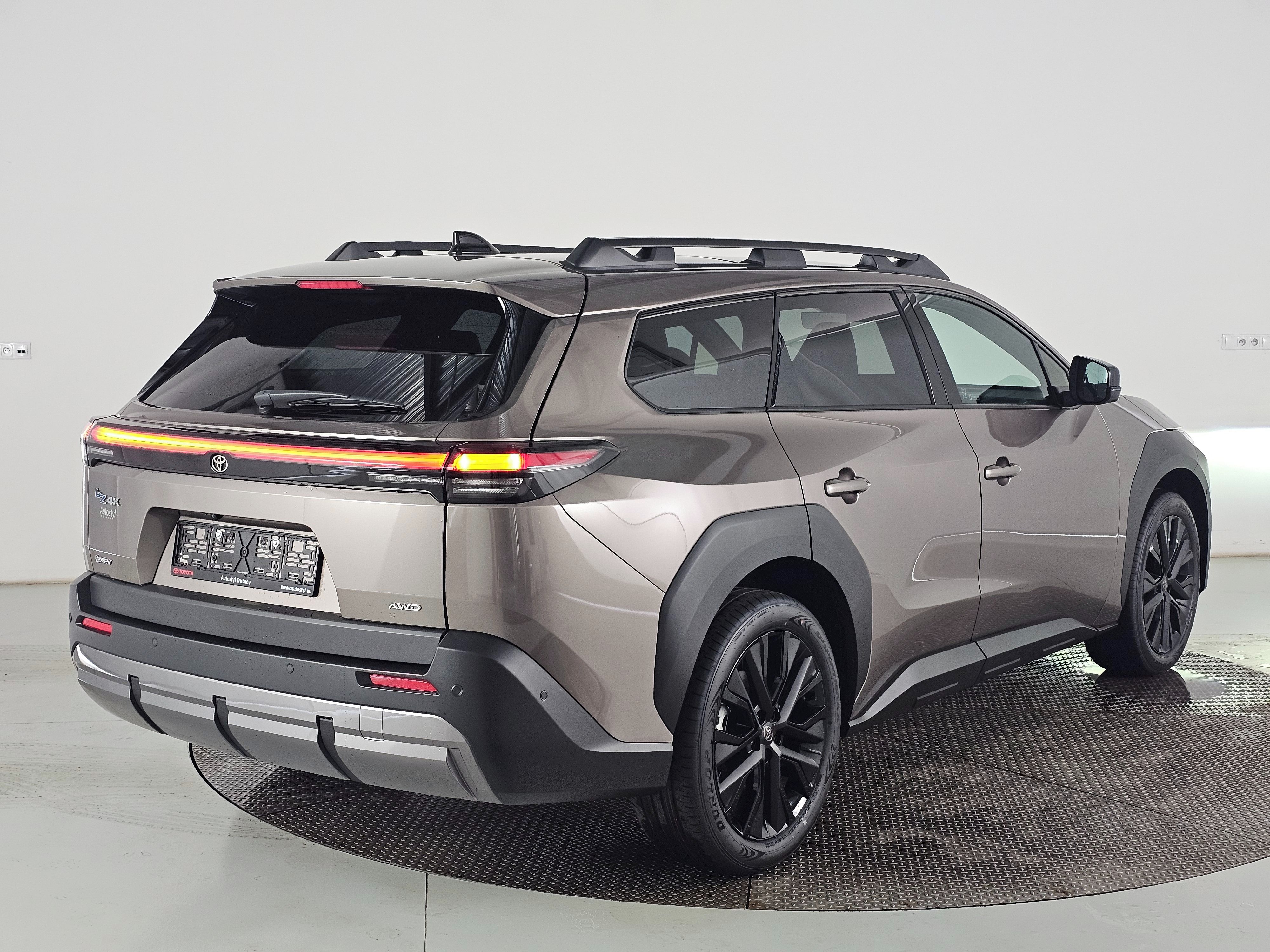 Toyota bZ4X, TS Executive 4x4 74,7 kWh 380k - fotka 4
