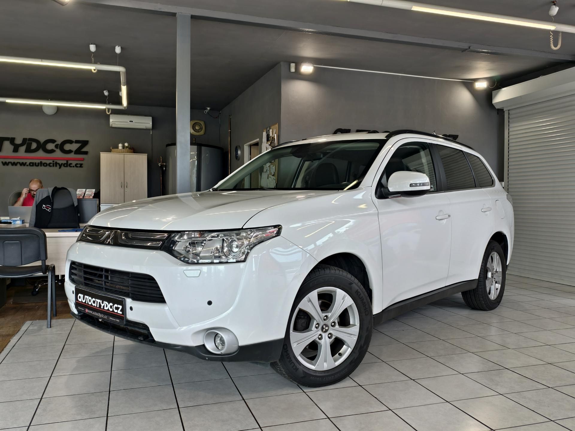Mitsubishi Outlander, 2.2 DI-D 110kW A/T, 7MÍST, 4x4 - fotka 3