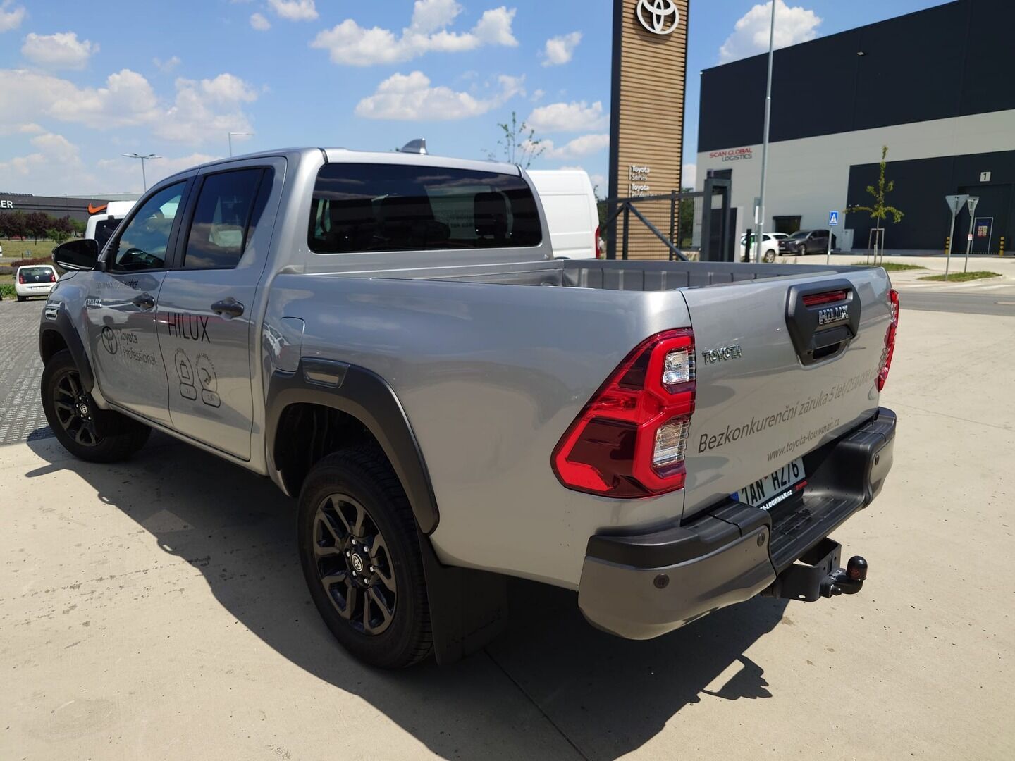 Toyota Hilux, DoubleCab Invincible 2.8D 6AT - fotka 5
