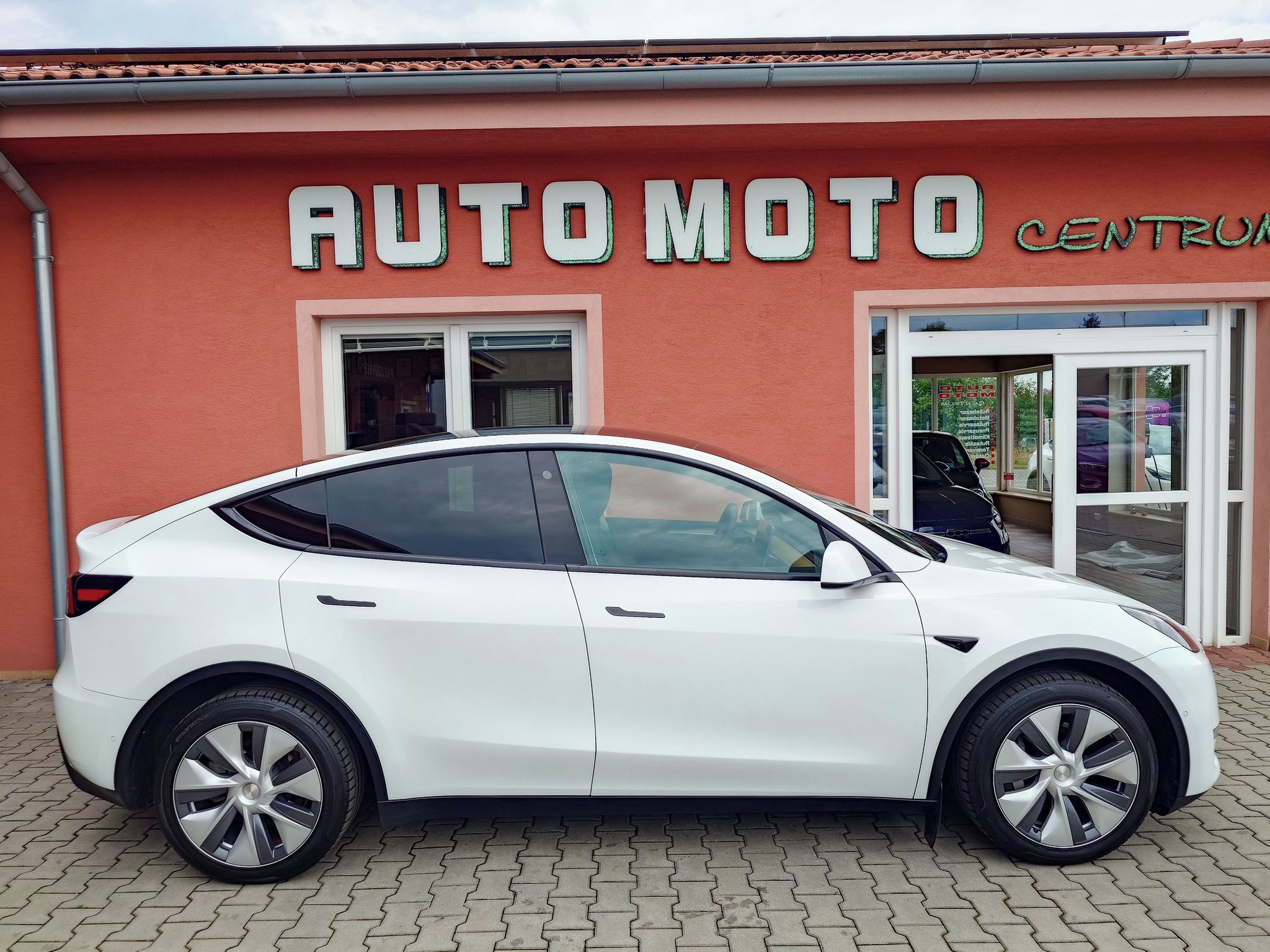 Tesla Model Y, Long Range Dual Motor 378 kW S - fotka 2