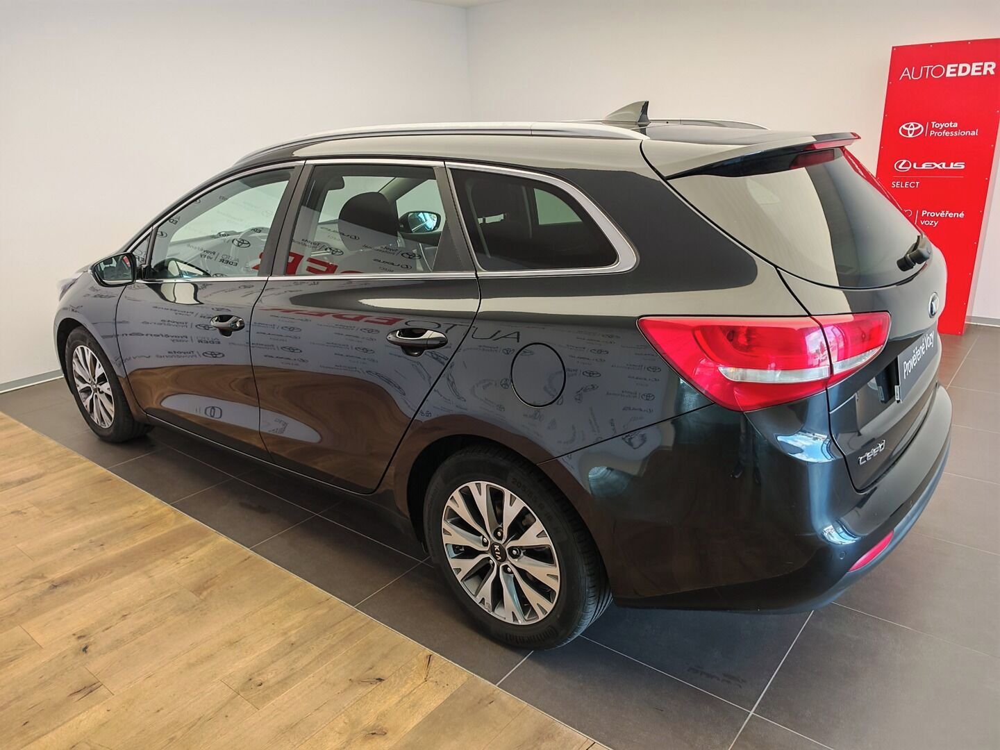 Kia Cee´d, 1.6 black pearl - fotka 6