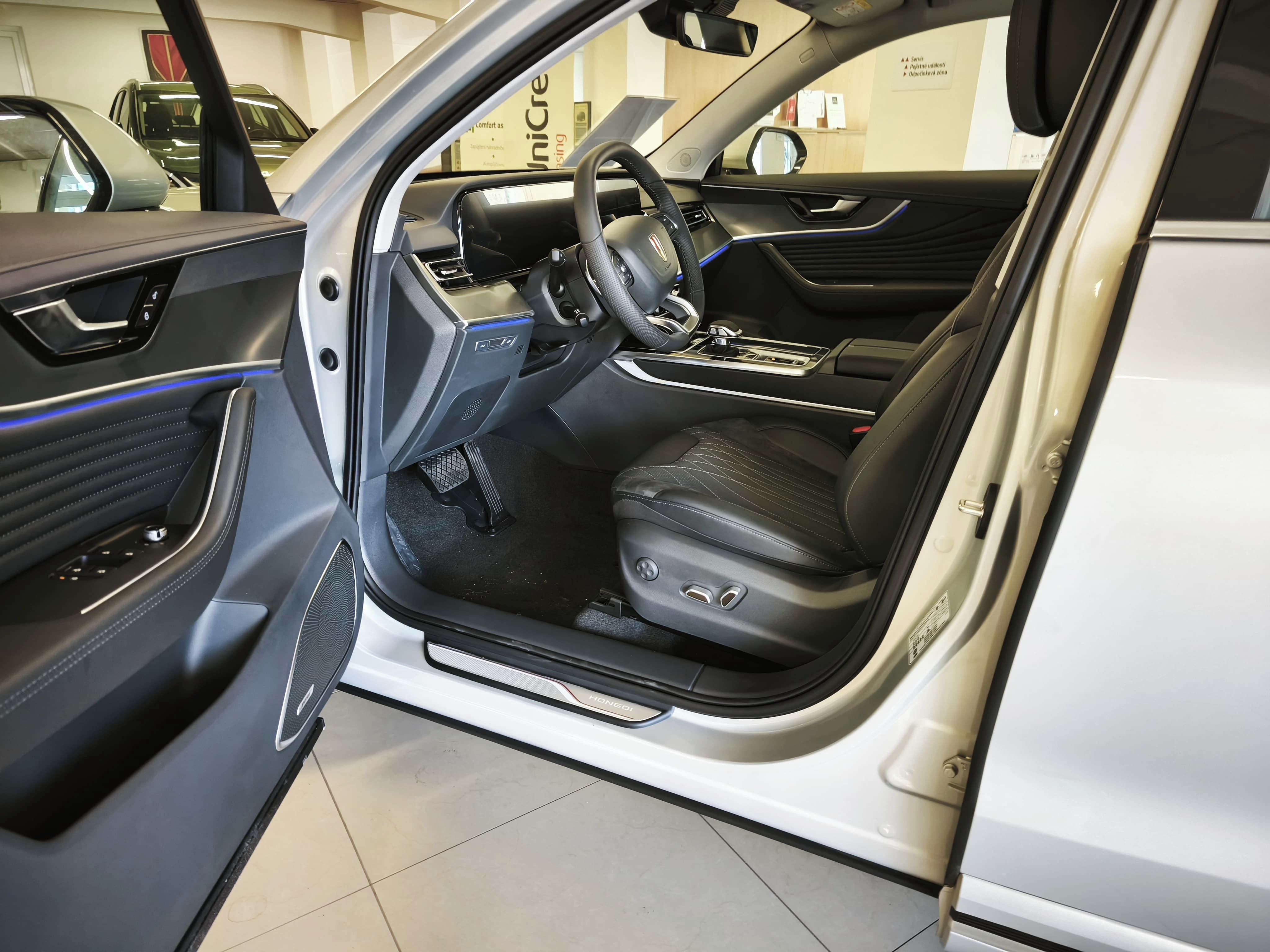 Hongqi HS5, 2.0T Executive 4W PlatinumGold - fotka 4