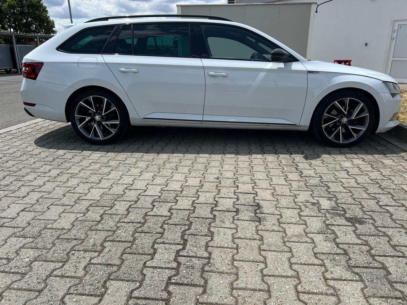Škoda Superb, 2.0 TDi Sportline - fotka 2