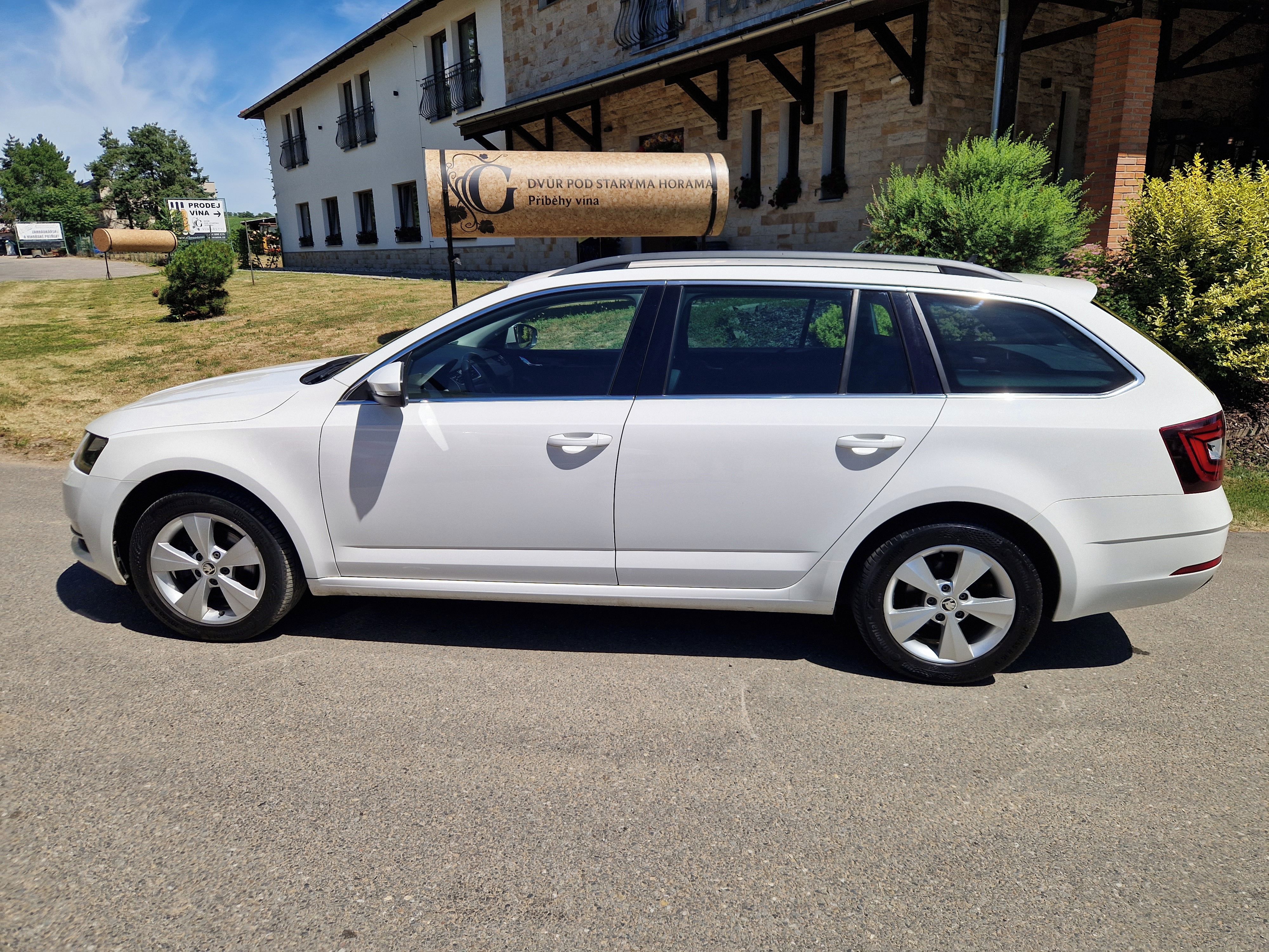 Škoda Octavia, 3 1,5 TSI 110KW,vyhř.sed, navi - fotka 6