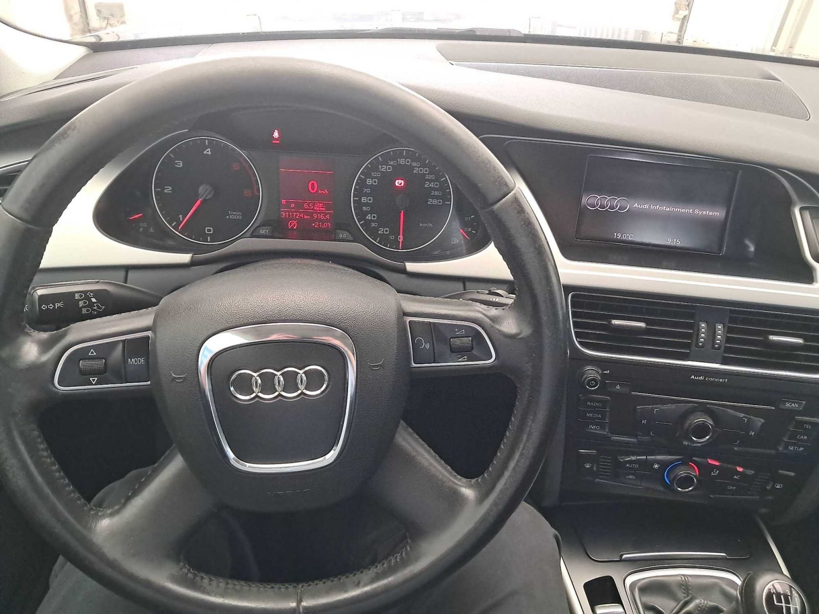 Audi A4, 2.0 TDI, Automatická klima - fotka 3