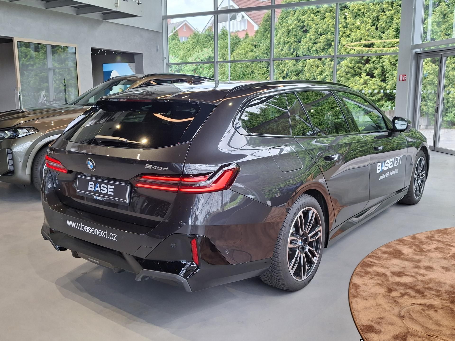 BMW Řada 5, 540d xDrive Touring M-Sport - fotka 6