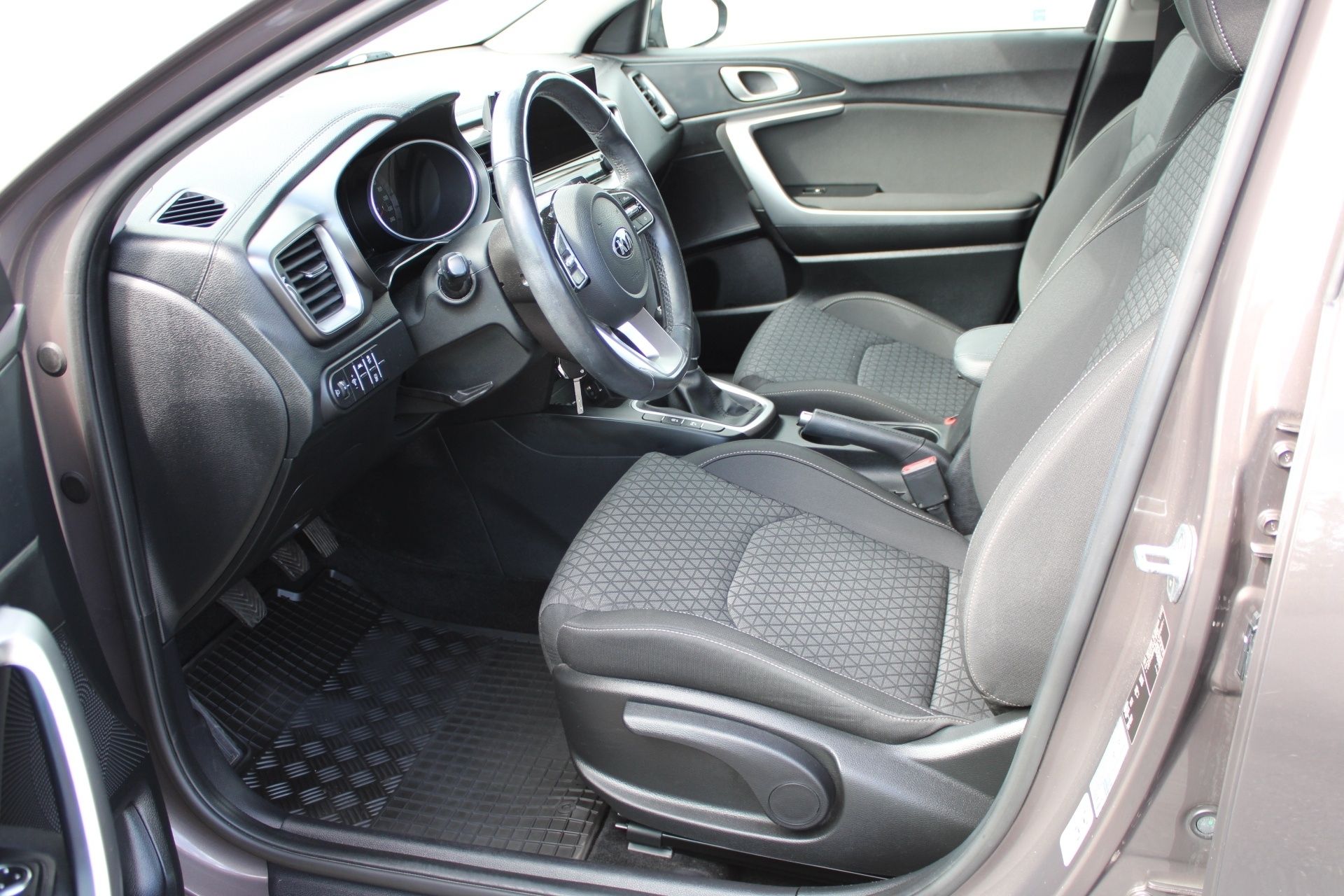 Kia Cee´d, 1.4 T-GDI TOP 103kW manuál LED - fotka 6