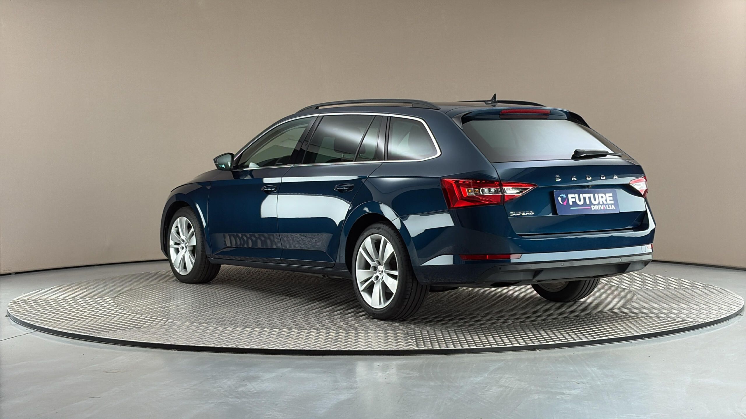 Škoda Superb, 2.0 TDI DSG Ambition Combi - fotka 2
