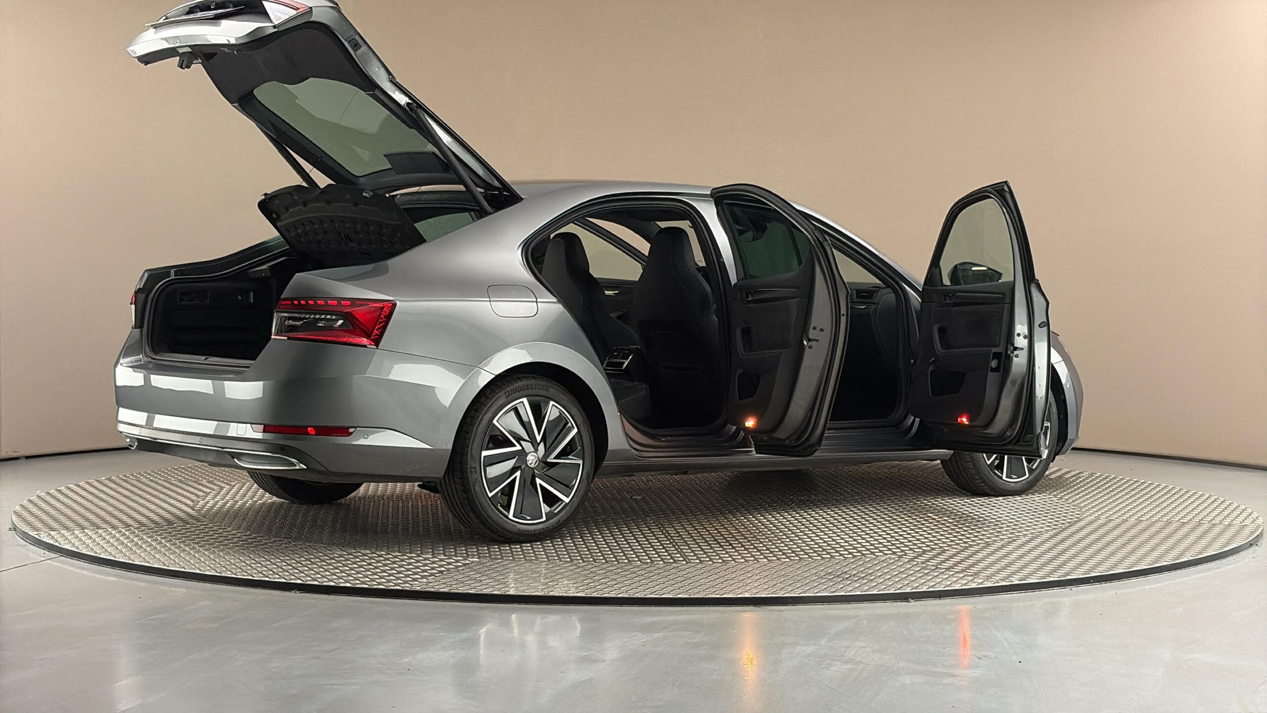 Škoda Superb, 1.5 TSI DSG Sportline - fotka 6