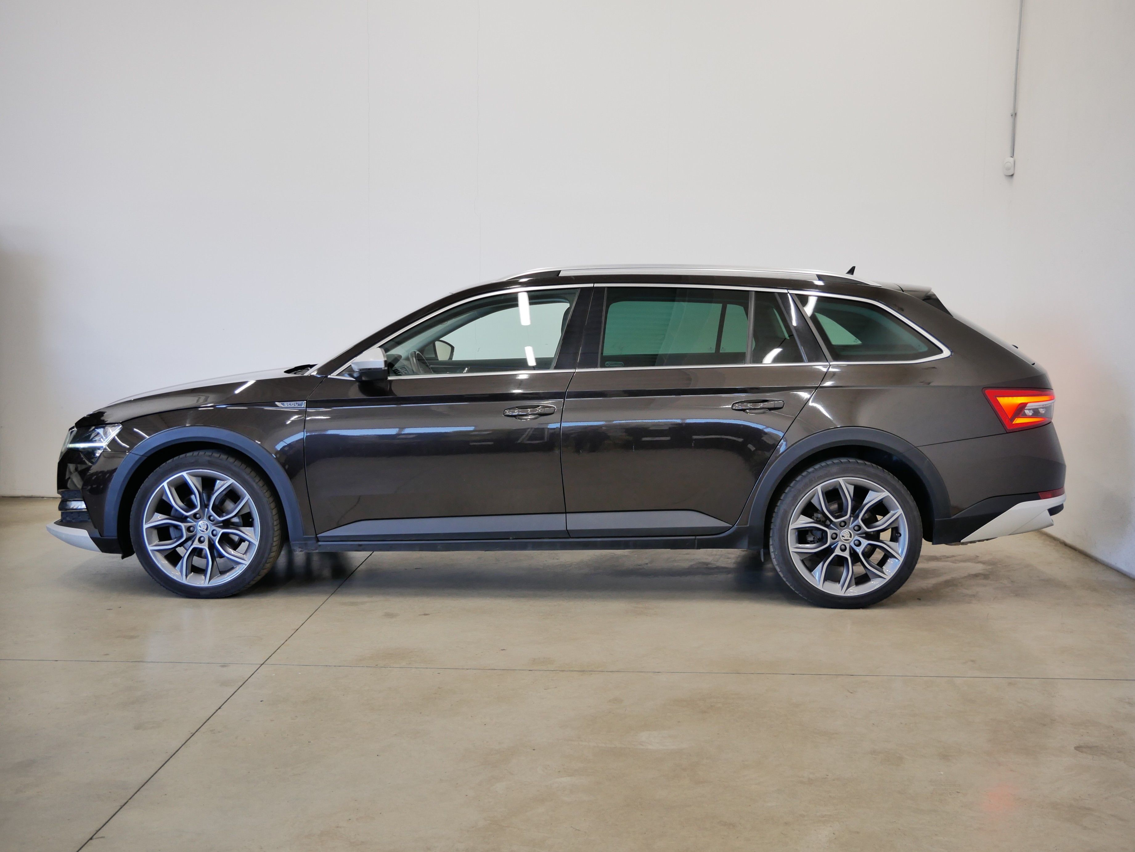 Škoda Superb, 2.0 TDI 140 kW Scout - fotka 3
