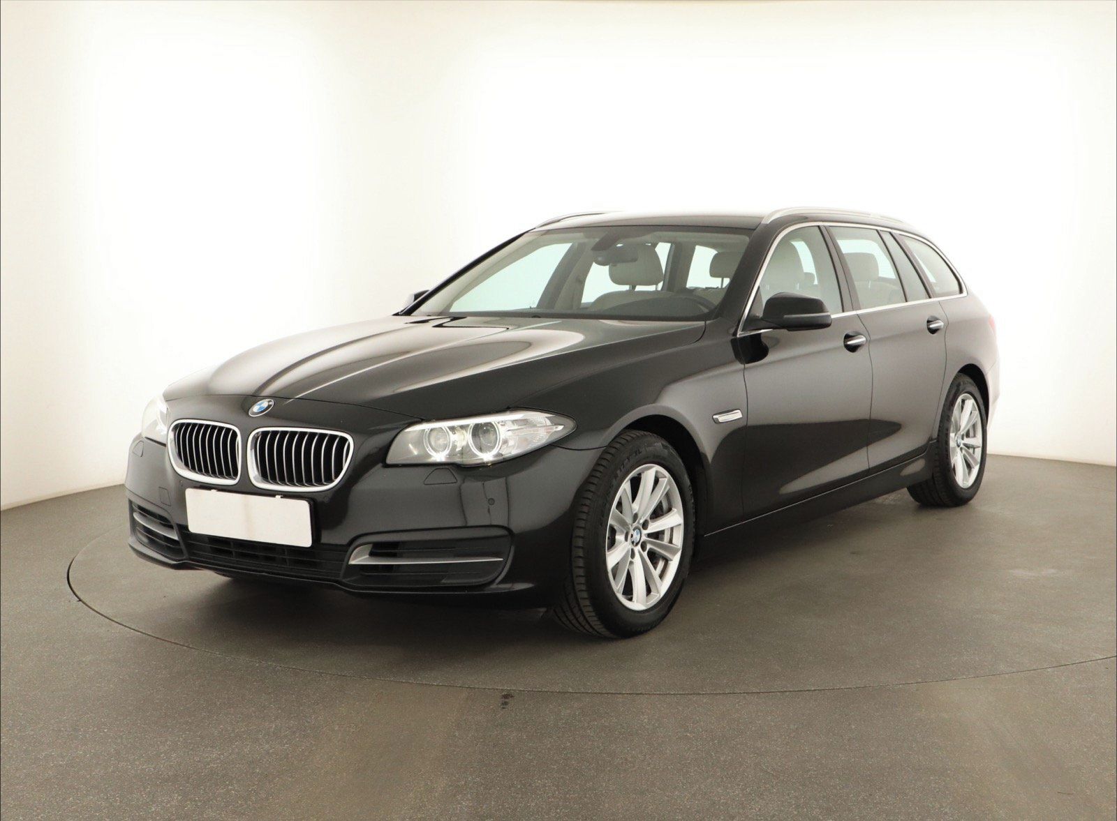 BMW Řada 5, 520d, Kůže, Automatická klima - fotka 2