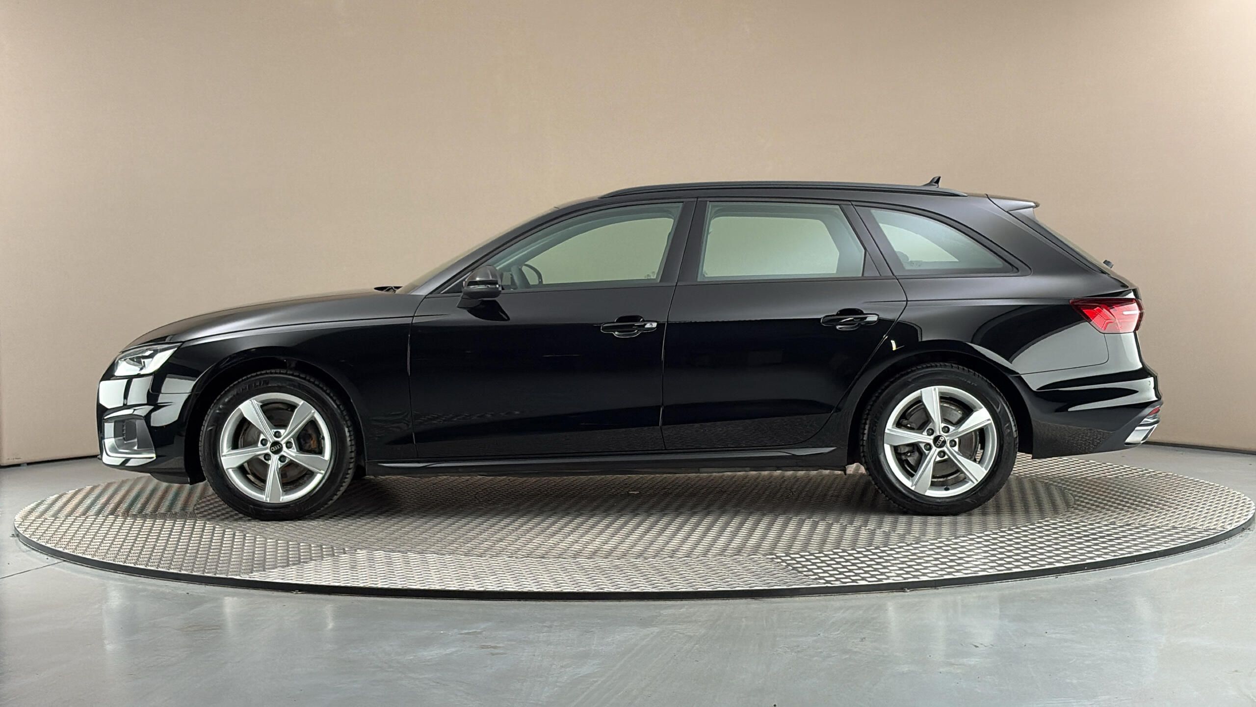 Audi A4 Avant, 2.0 35TFSI S Tronic - fotka 4