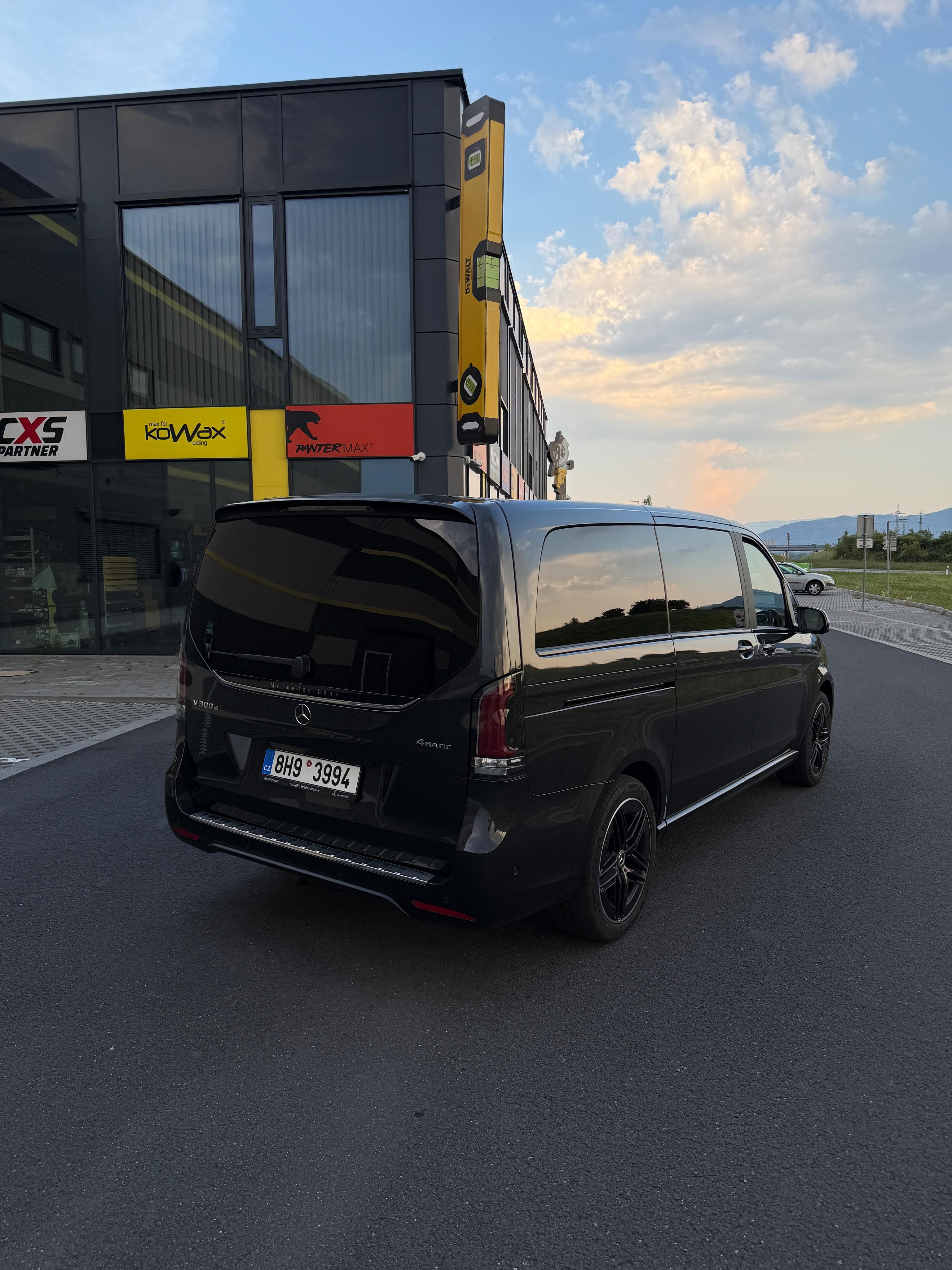 Mercedes-Benz Třídy V, 300d 4matic L, Exclusive, AMG - fotka 4