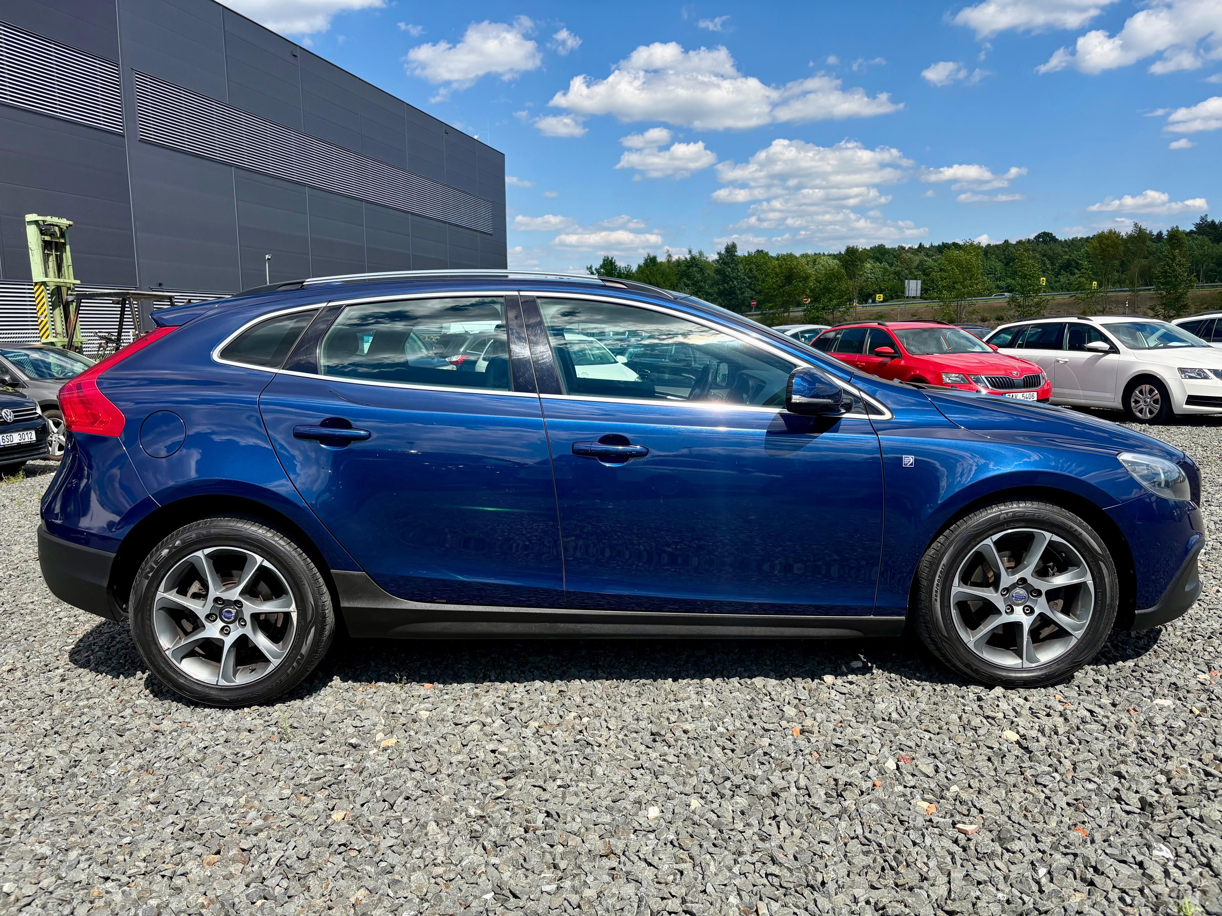 Volvo V40, 1.6D2 84kw Cross Country ČR - fotka 4