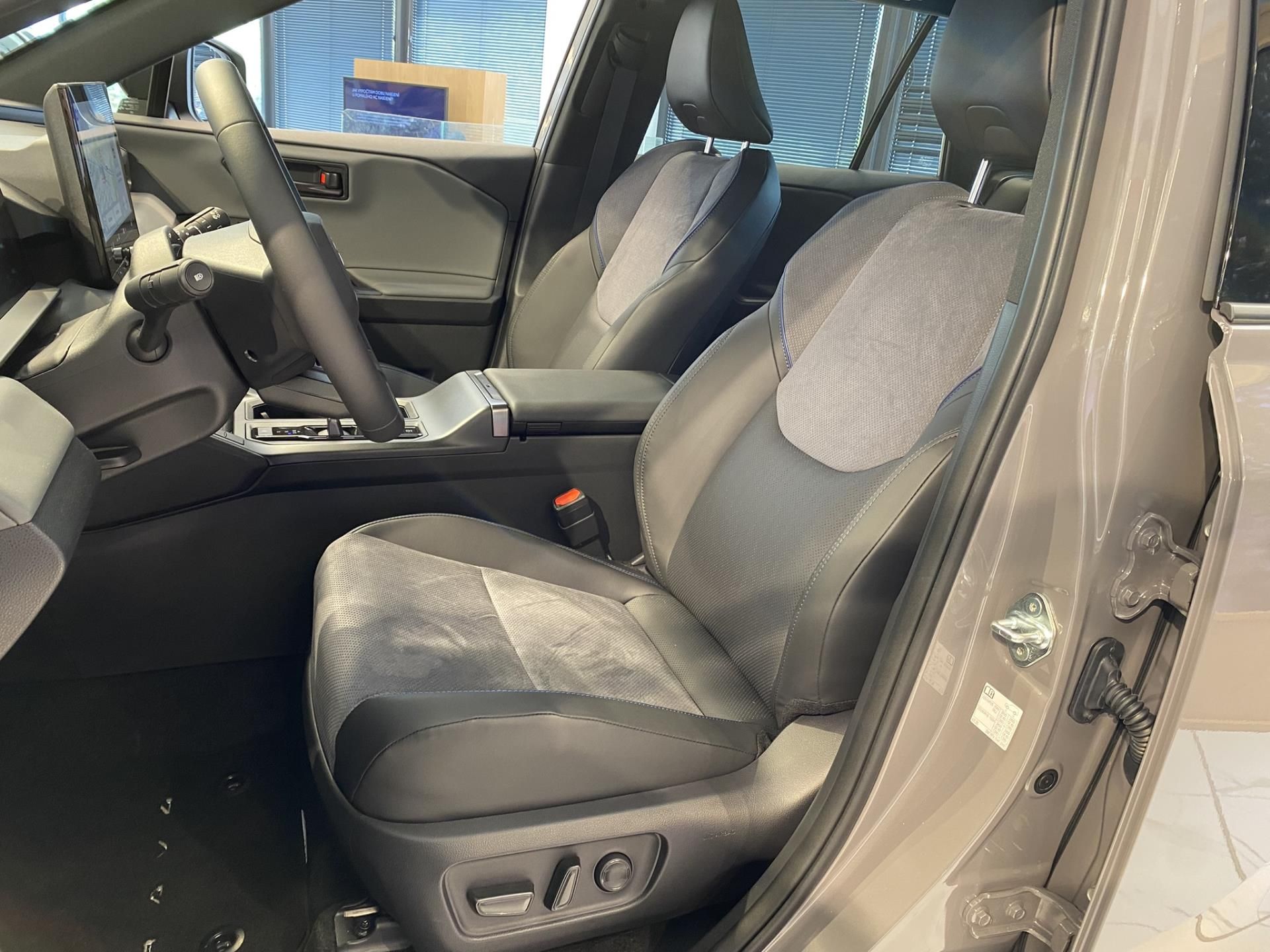 Toyota Rav4, 2.5 HEV 4x4 STYLE + tažné - fotka 6