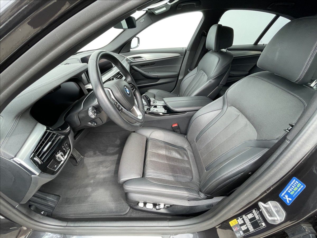 BMW Řada 5, 2,0 530e xDrive A8 Luxury Line - fotka 4
